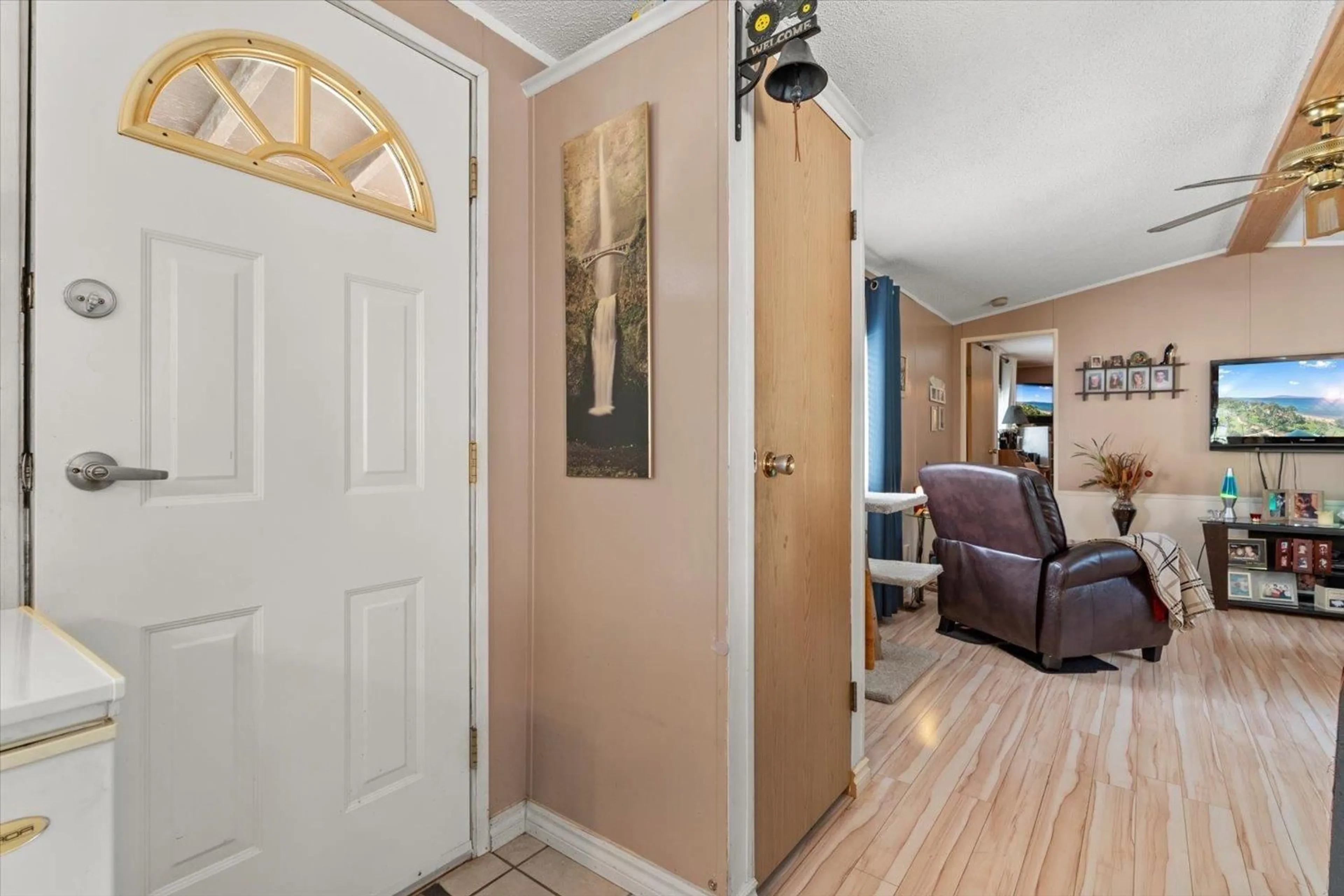 Indoor entryway for 12 - 2216 LOUGHEED HIGHWAY, Agassiz British Columbia V0M1A1