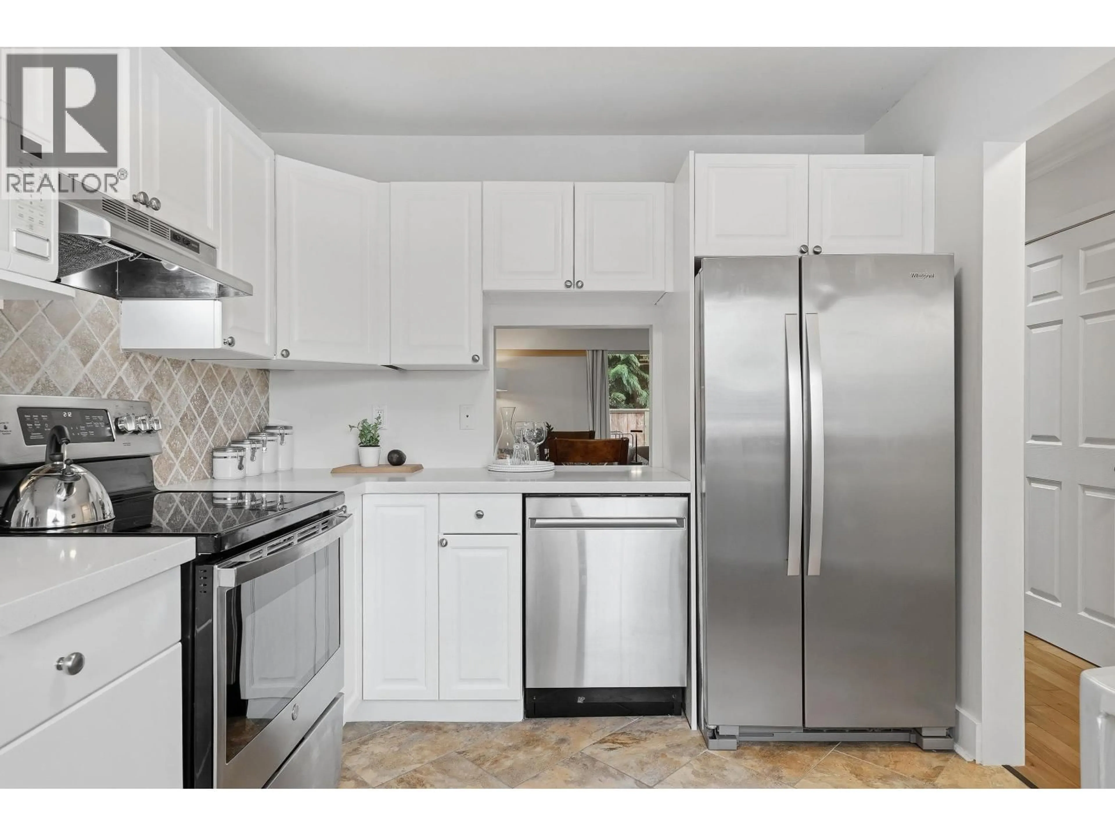 Standard kitchen, unknown for 2329 MOUNTAIN HIGHWAY, North Vancouver British Columbia V7J2N2