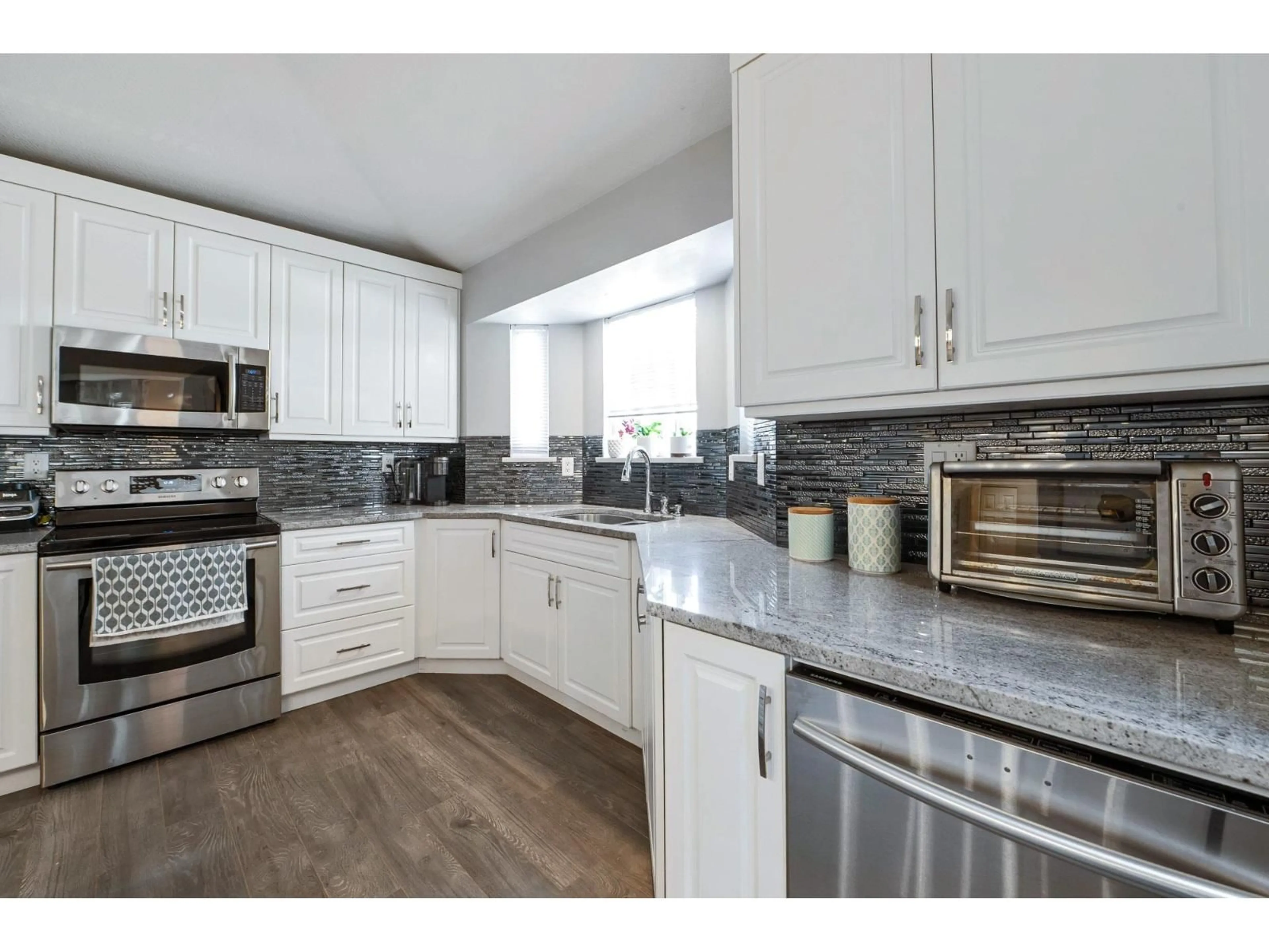Open concept kitchen, ceramic/tile floor for 305 - 19721 64 AVENUE, Langley British Columbia V2Y1L1