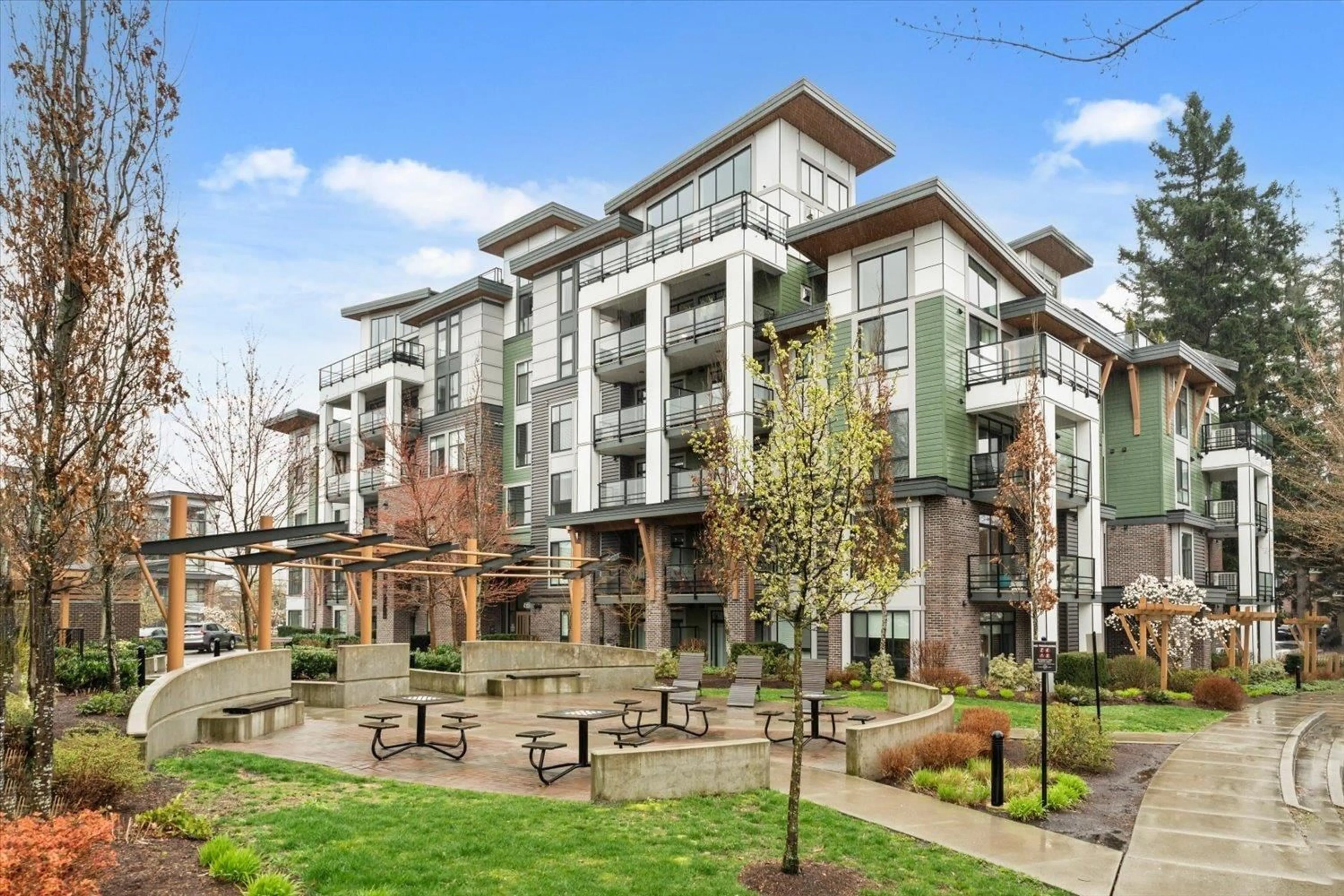 Patio, building for 201 - 45510 MARKET WAY, Chilliwack British Columbia V2R6E1