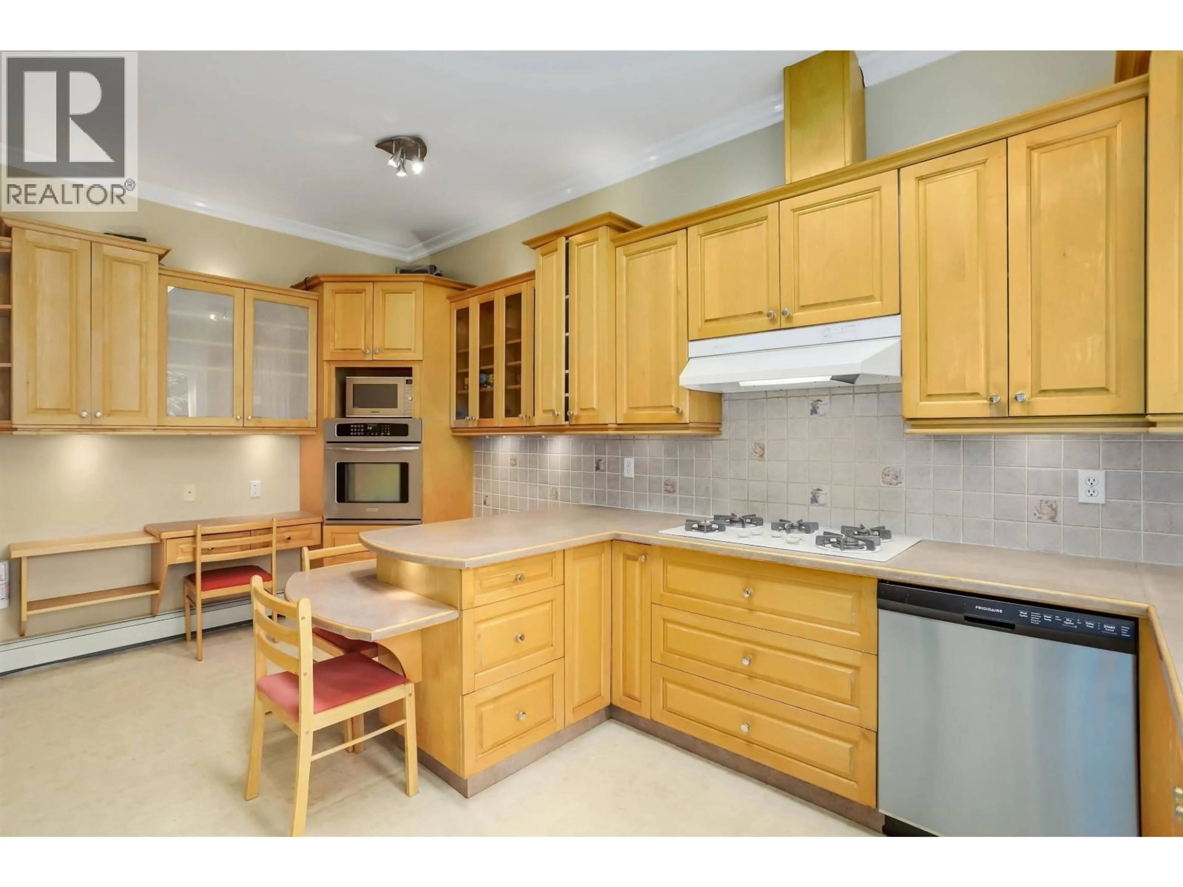 Standard kitchen, unknown for 7546 12TH AVENUE, Burnaby British Columbia V3N2K1