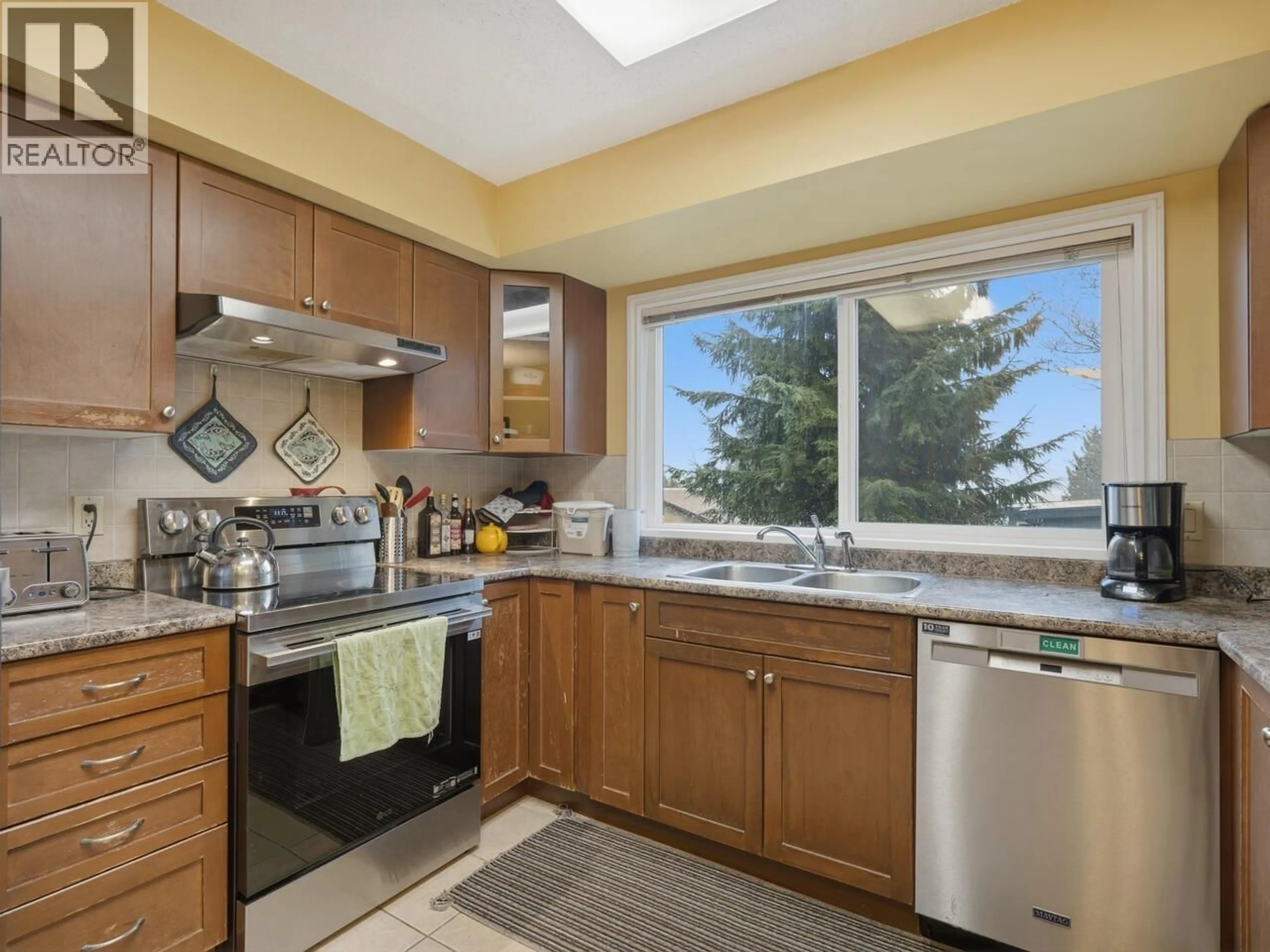 Standard kitchen, ceramic/tile floor for 3183 BEACON DRIVE, Coquitlam British Columbia V3C3W7