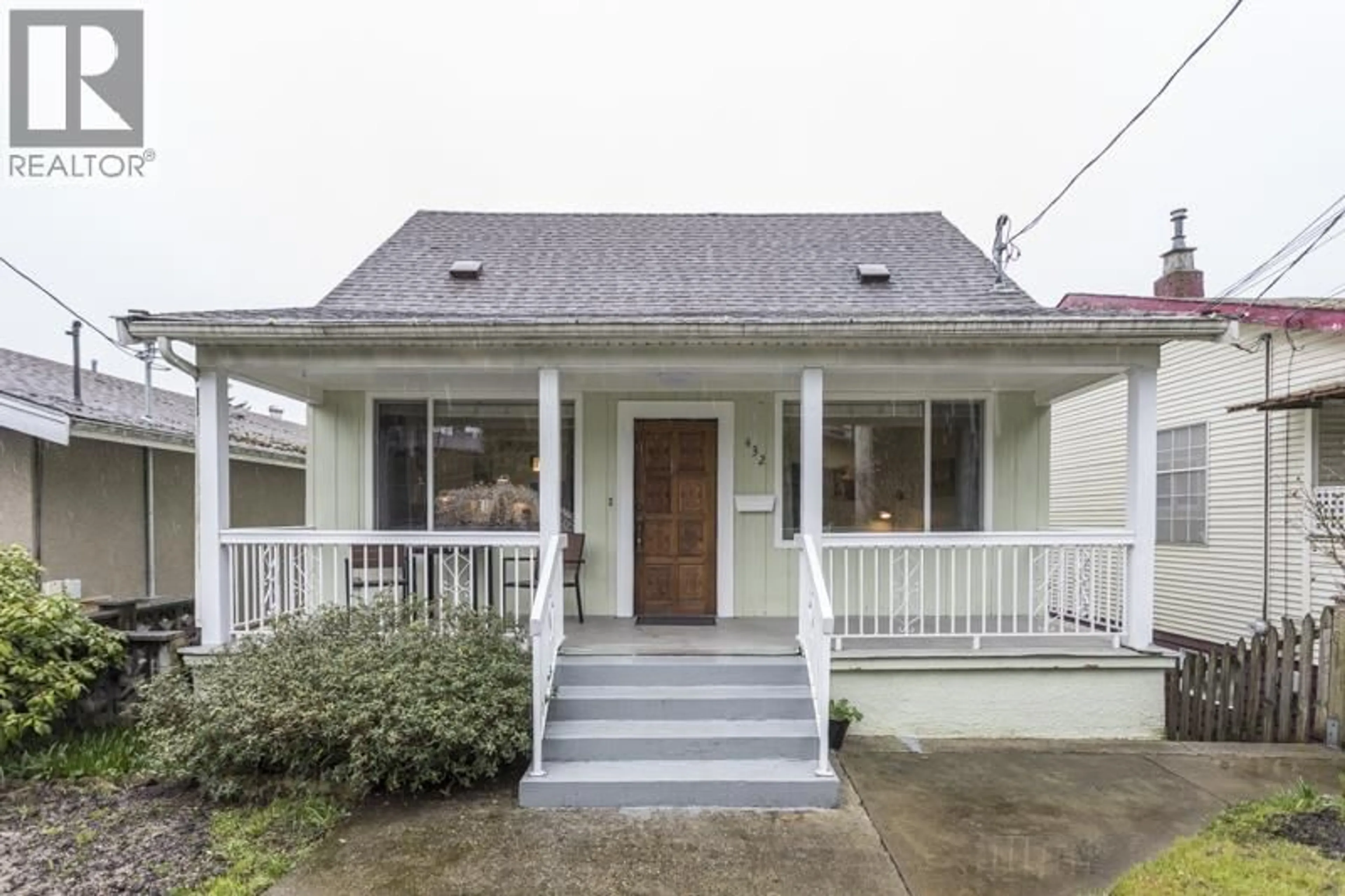 Home with vinyl exterior material, street for 432 RICHMOND STREET, New Westminster British Columbia V3L4C5