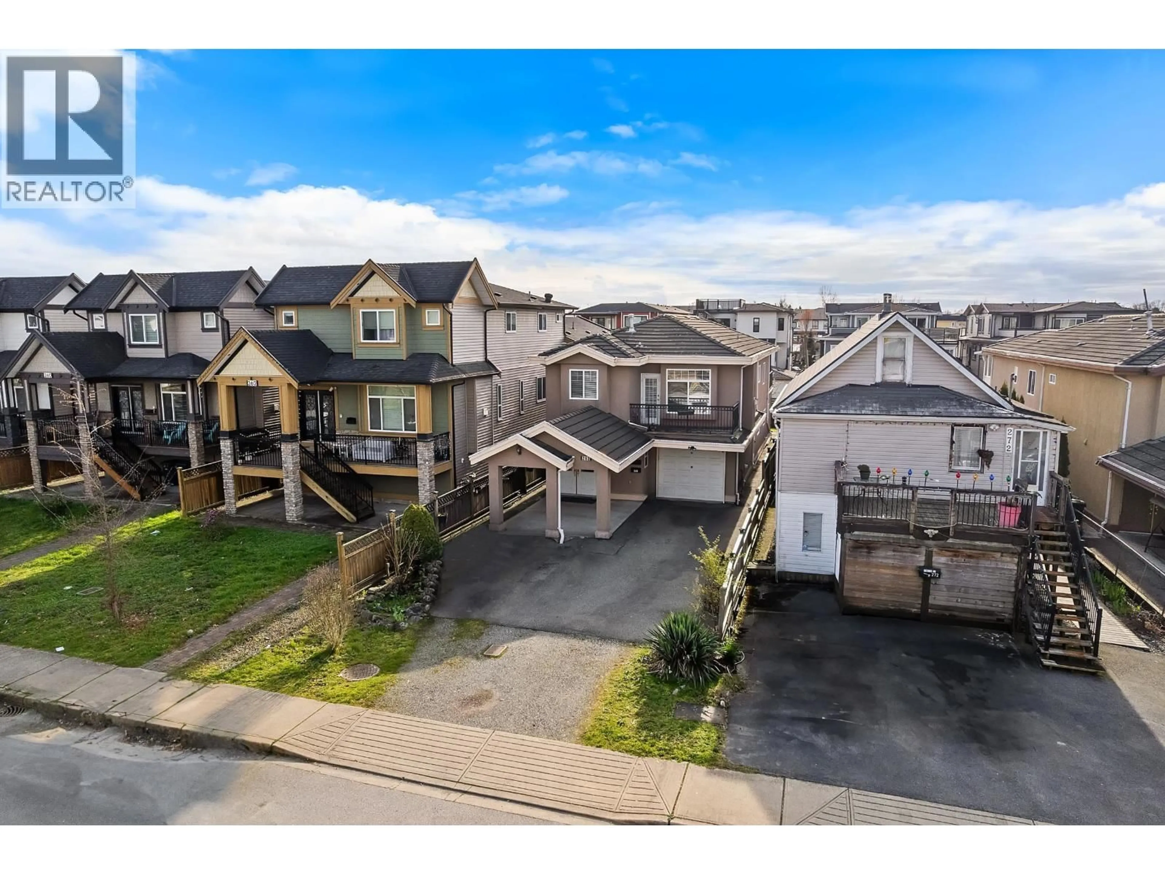 A pic from outside/outdoor area/front of a property/back of a property/a pic from drone, street for 268 HAMPTON STREET, New Westminster British Columbia V3M5L9