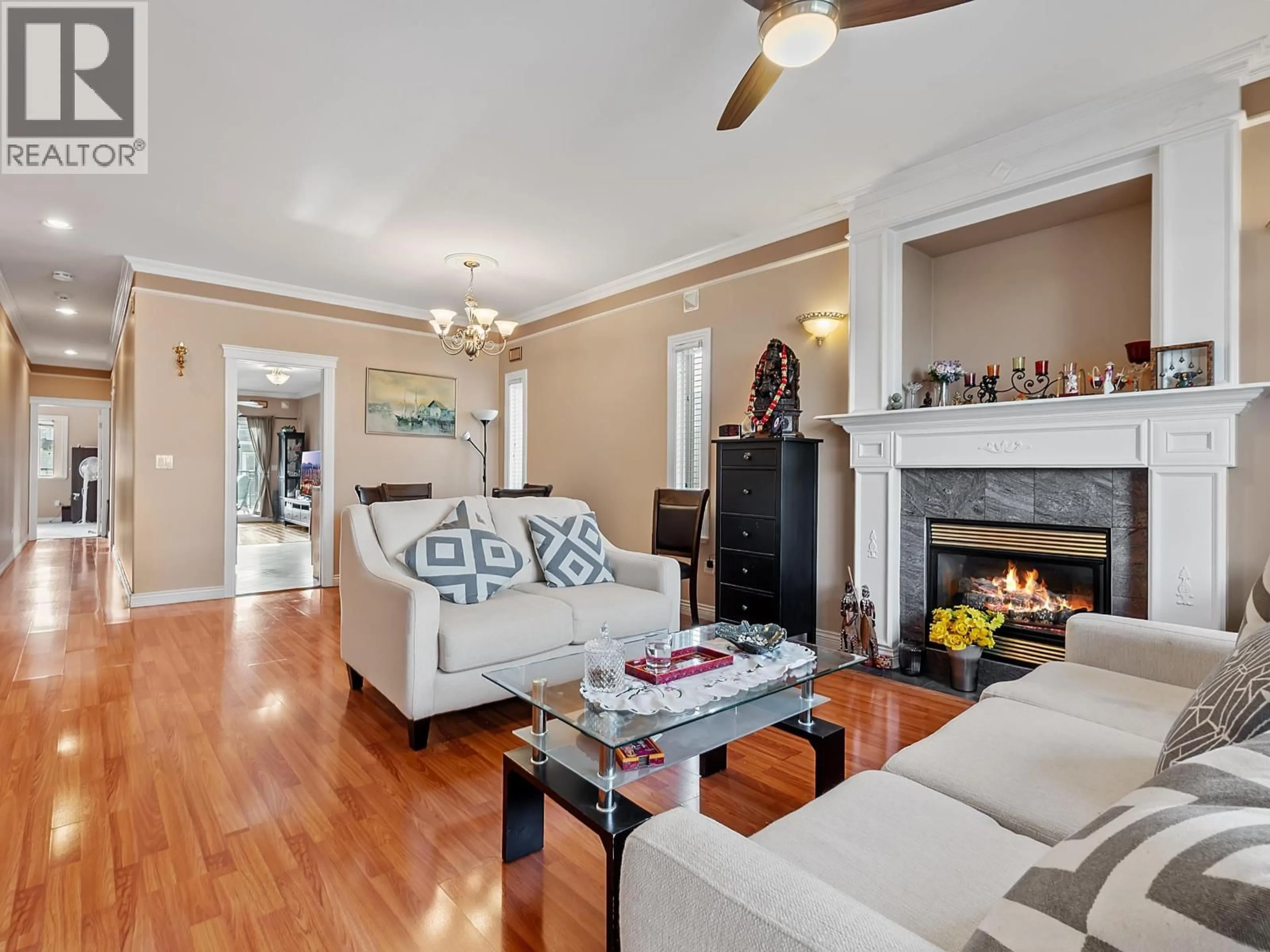 Living room with furniture, wood/laminate floor for 268 HAMPTON STREET, New Westminster British Columbia V3M5L9
