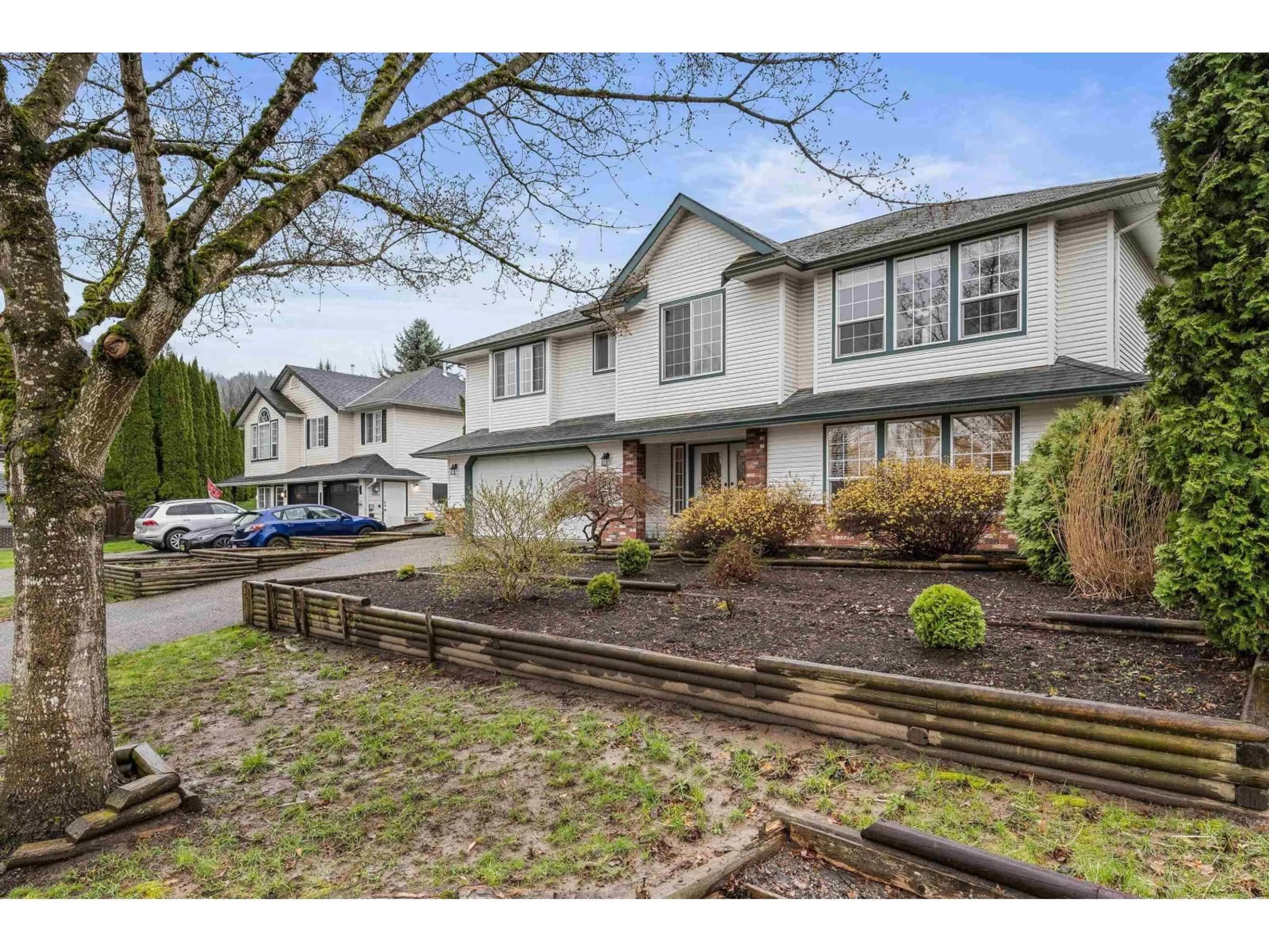 A pic from outside/outdoor area/front of a property/back of a property/a pic from drone, street for 5642 THORNHILL STREET, Chilliwack British Columbia V2R3Y7