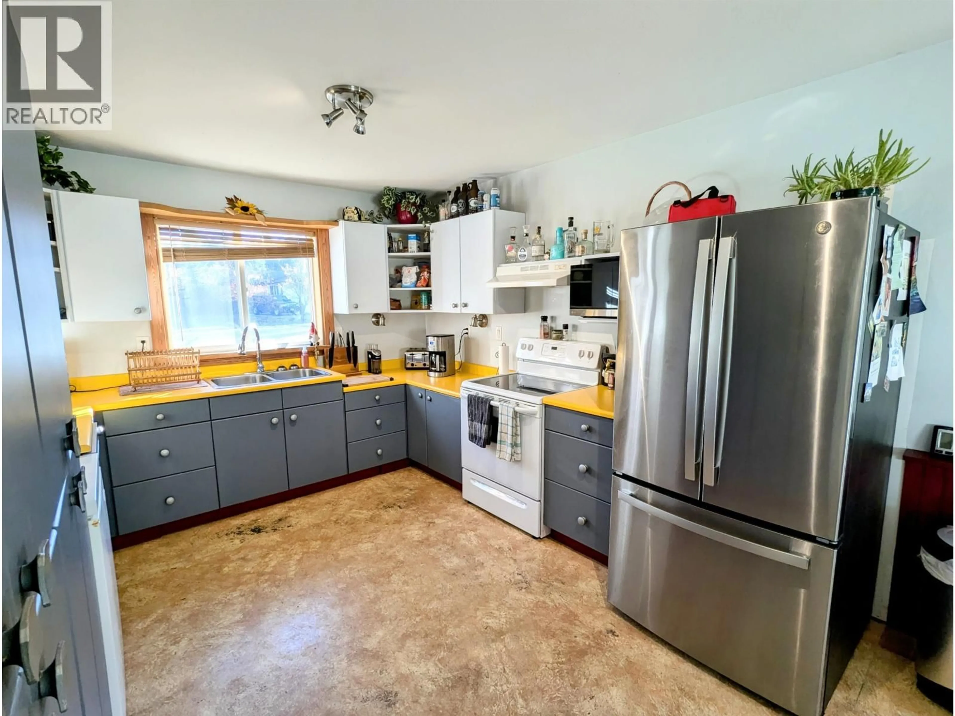 Open concept kitchen, unknown for 1222 14TH AVENUE, Valemount British Columbia V0E2Z0