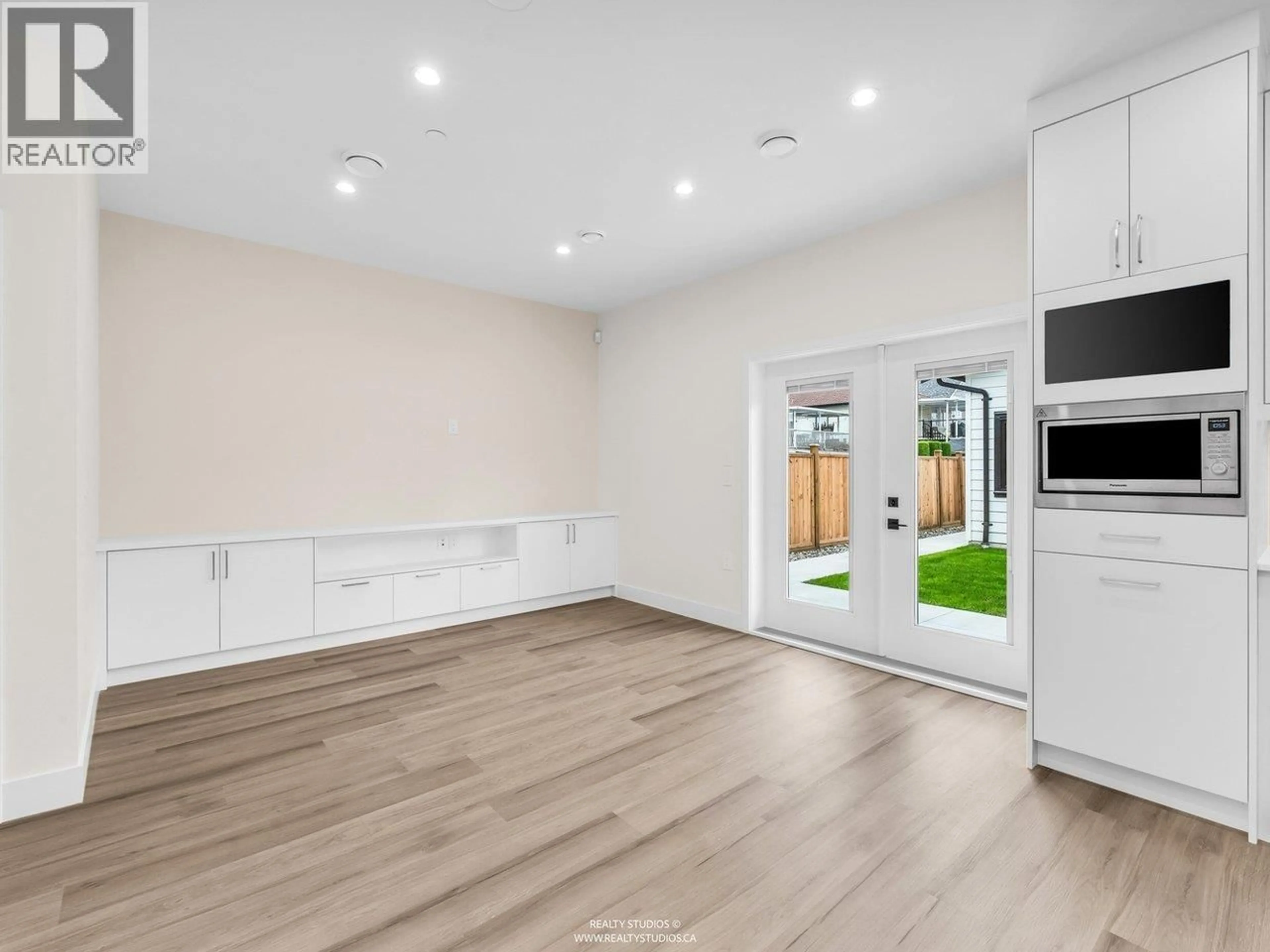 Unknown for 2 - 4257 KNIGHT STREET, Vancouver British Columbia V5N3M3