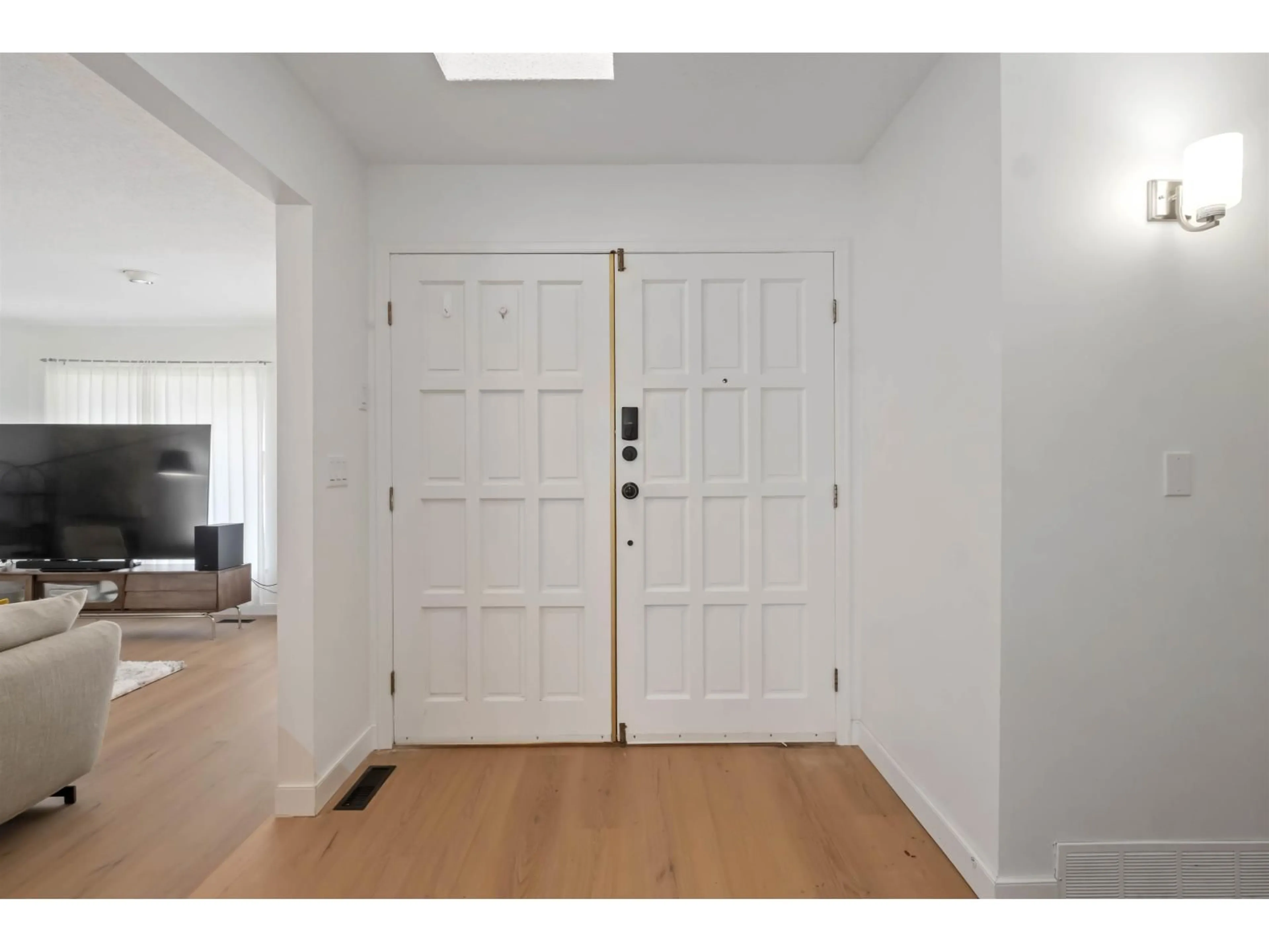 Indoor entryway for 14082 20 AVENUE, Surrey British Columbia V4A8P6