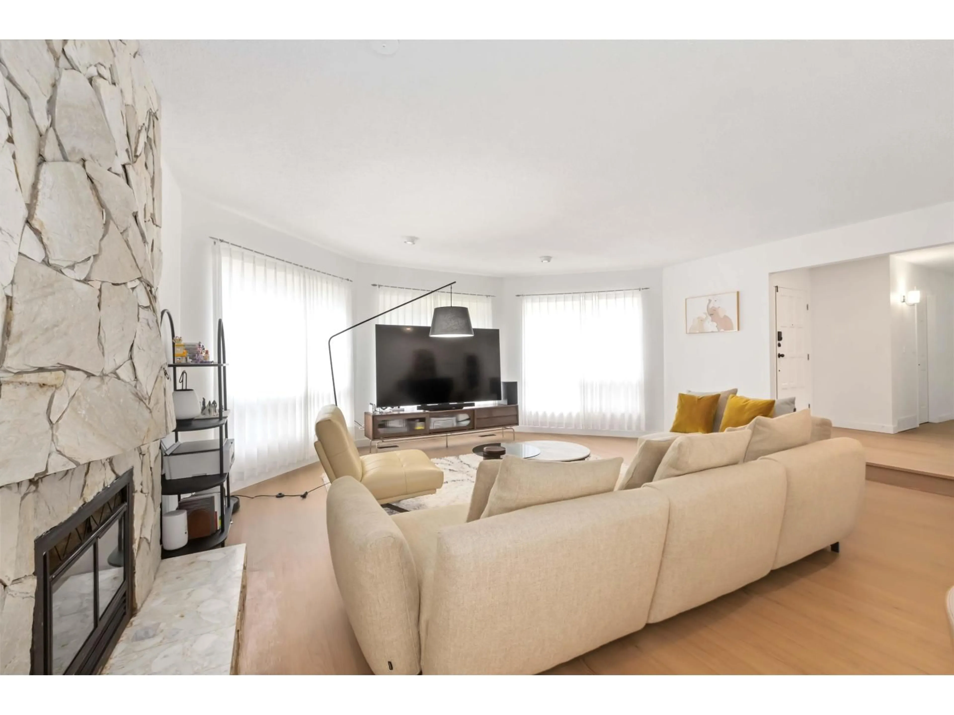 Living room with furniture, unknown for 14082 20 AVENUE, Surrey British Columbia V4A8P6