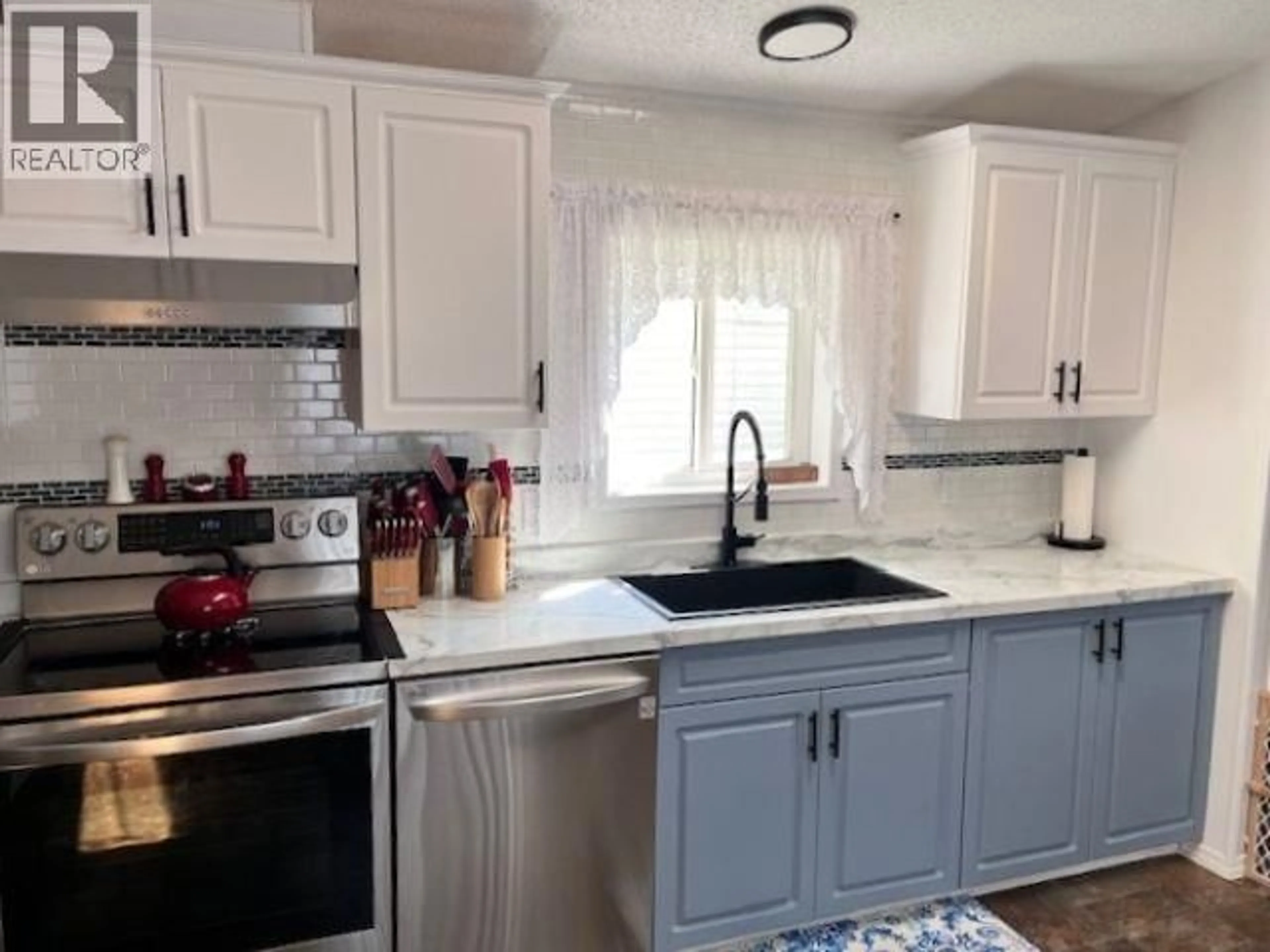 Open concept kitchen, ceramic/tile floor for 33 - 3656 HILBORN ROAD, Quesnel British Columbia V2J3P7