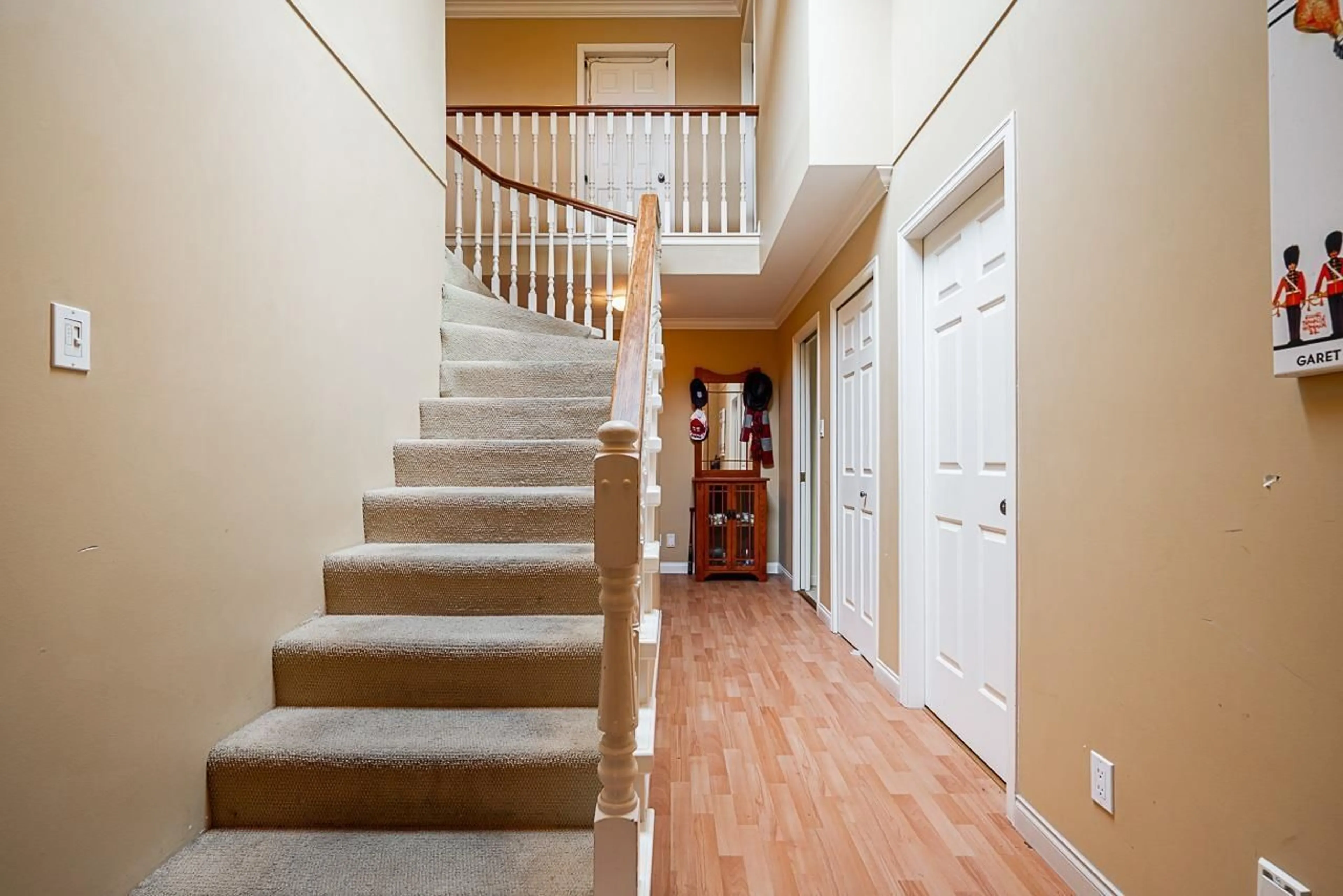 Indoor foyer for 15576 BUENA VISTA AVENUE, White Rock British Columbia V4B1Z2