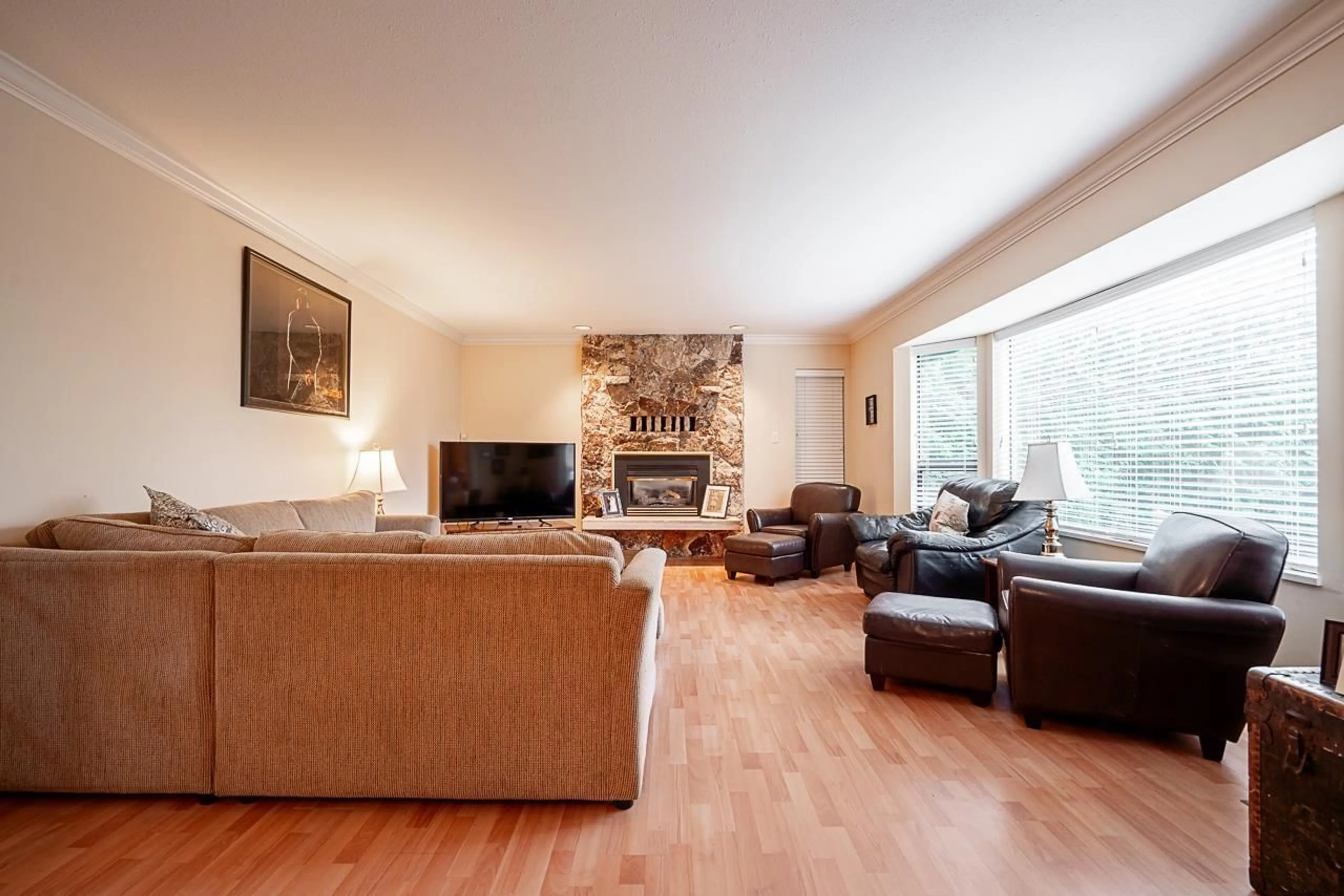 Living room with furniture, wood/laminate floor for 15576 BUENA VISTA AVENUE, White Rock British Columbia V4B1Z2