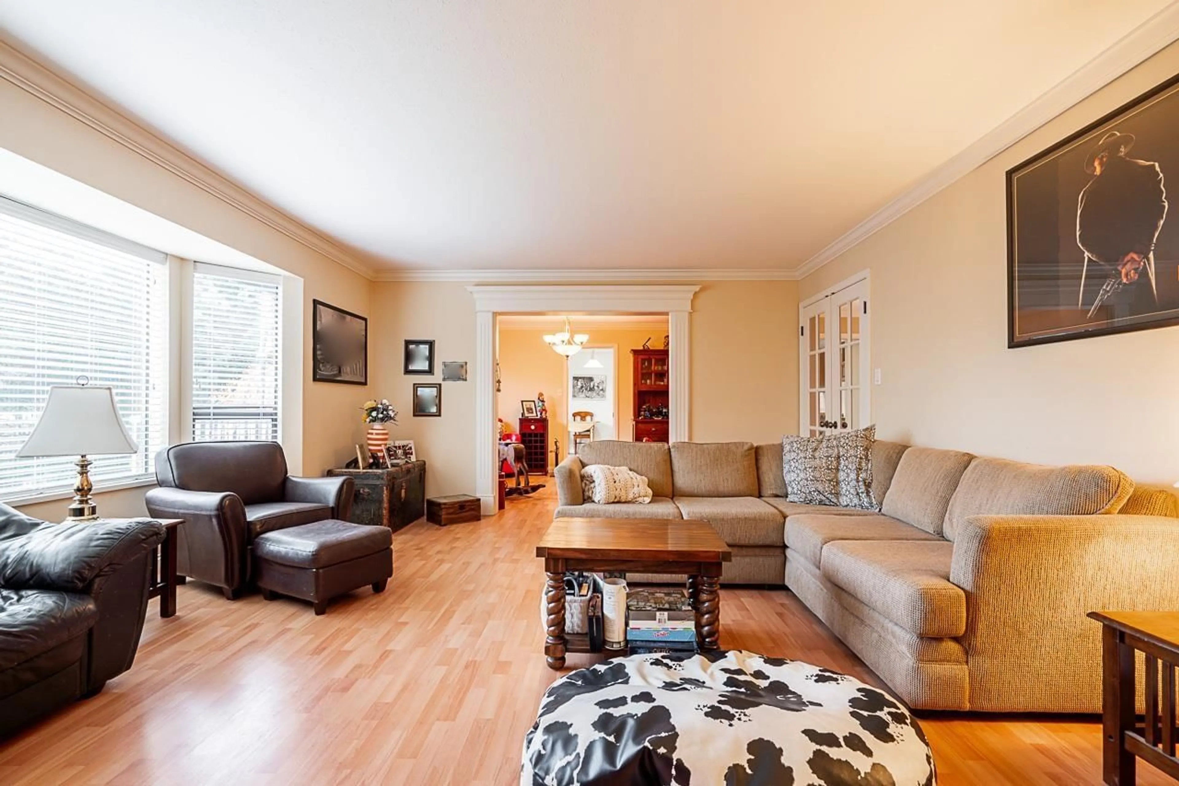 Living room with furniture, wood/laminate floor for 15576 BUENA VISTA AVENUE, White Rock British Columbia V4B1Z2