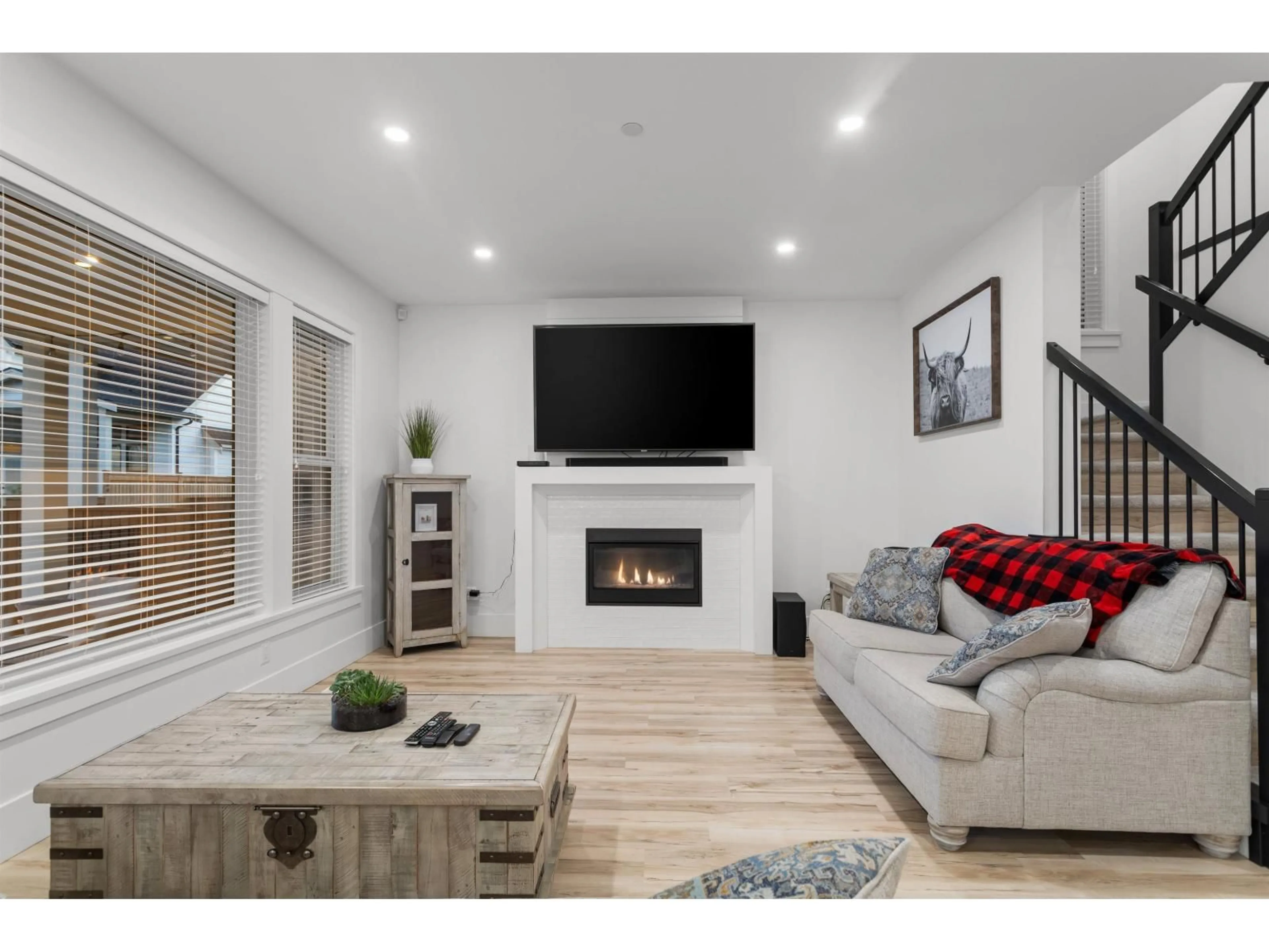 Living room with furniture, wood/laminate floor for 39 - 46211 PROMONTORY ROAD, Chilliwack British Columbia V2R0E5