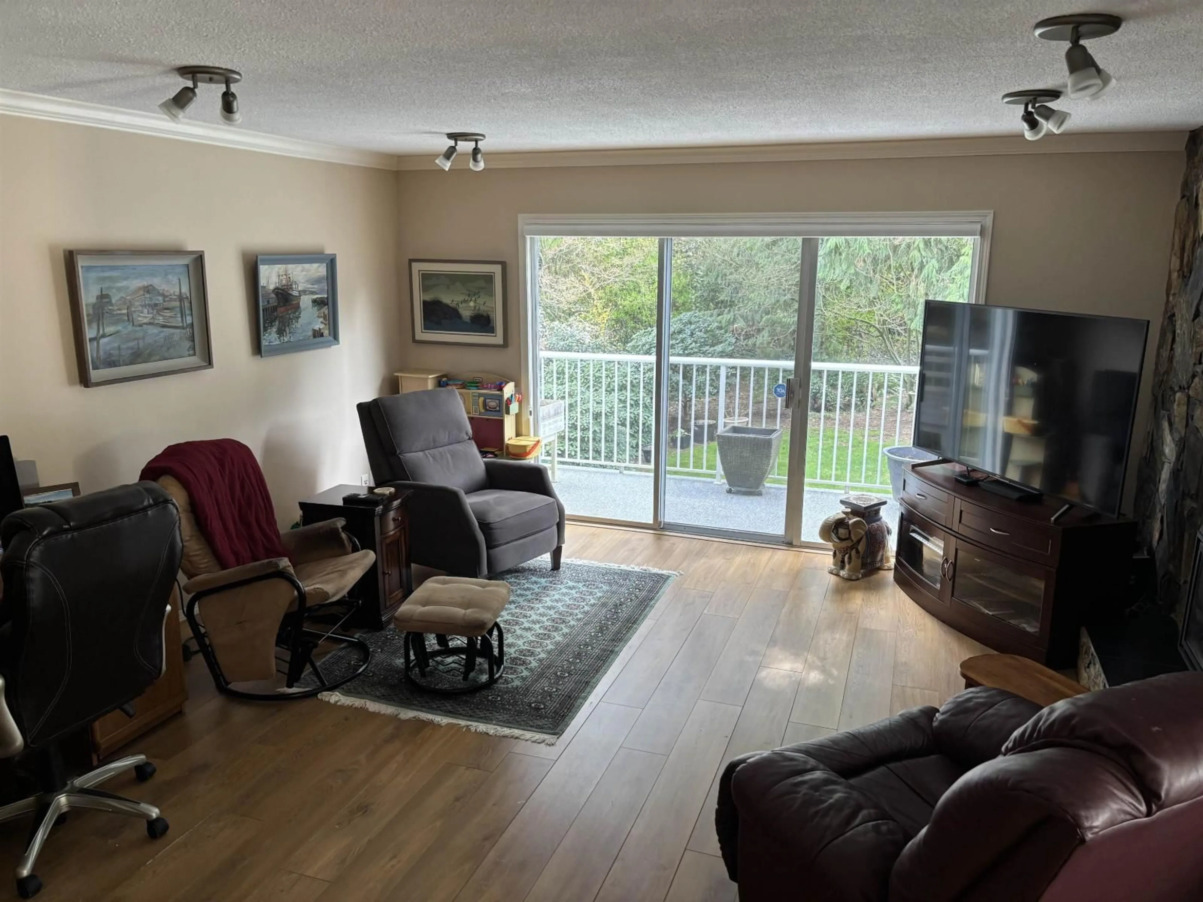 Living room with furniture, wood/laminate floor for 19618 41A AVENUE, Langley British Columbia V3A2Z6
