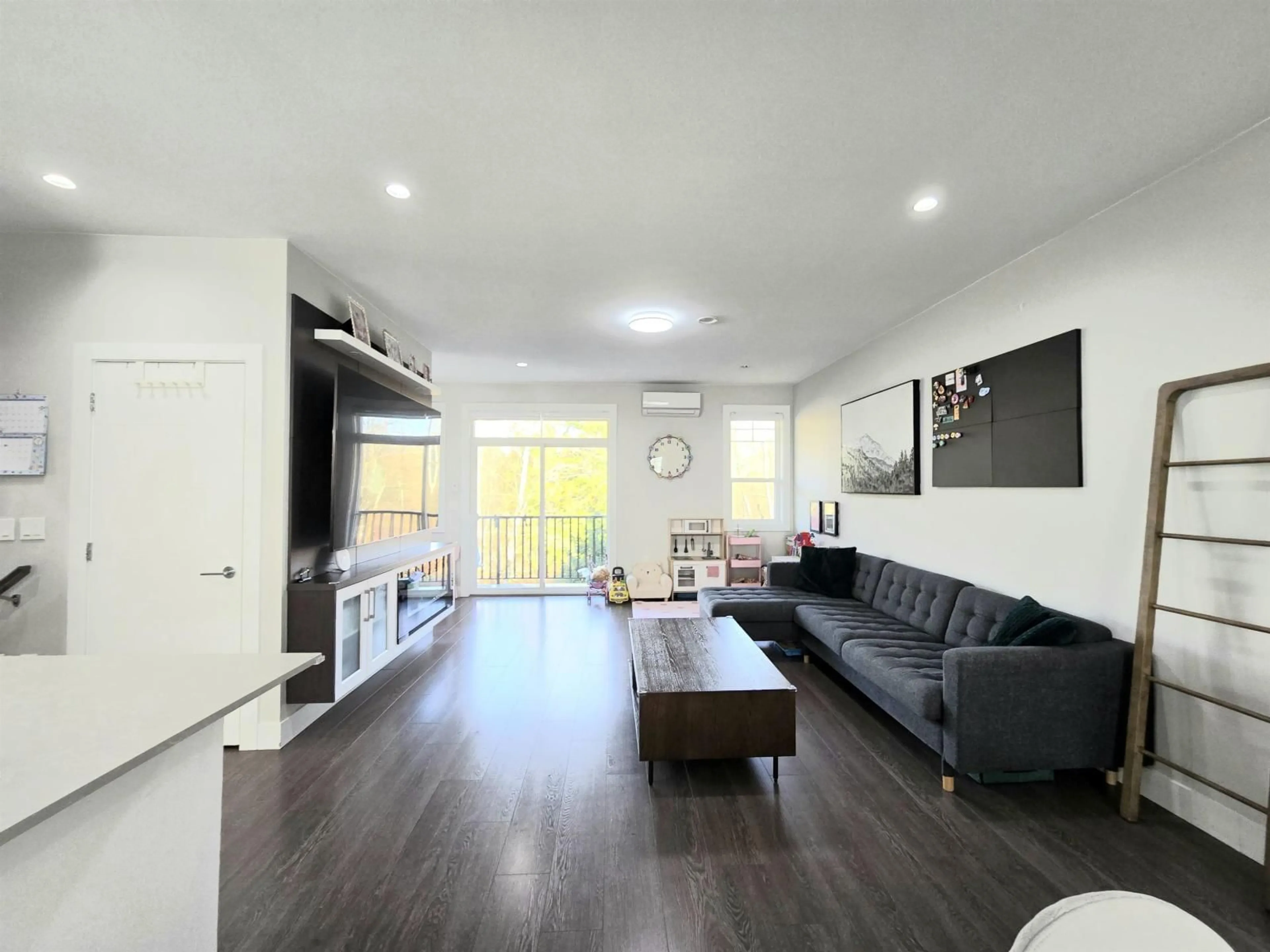 Living room with furniture, unknown for 65 - 19501 74 AVENUE, Surrey British Columbia V4N6V7