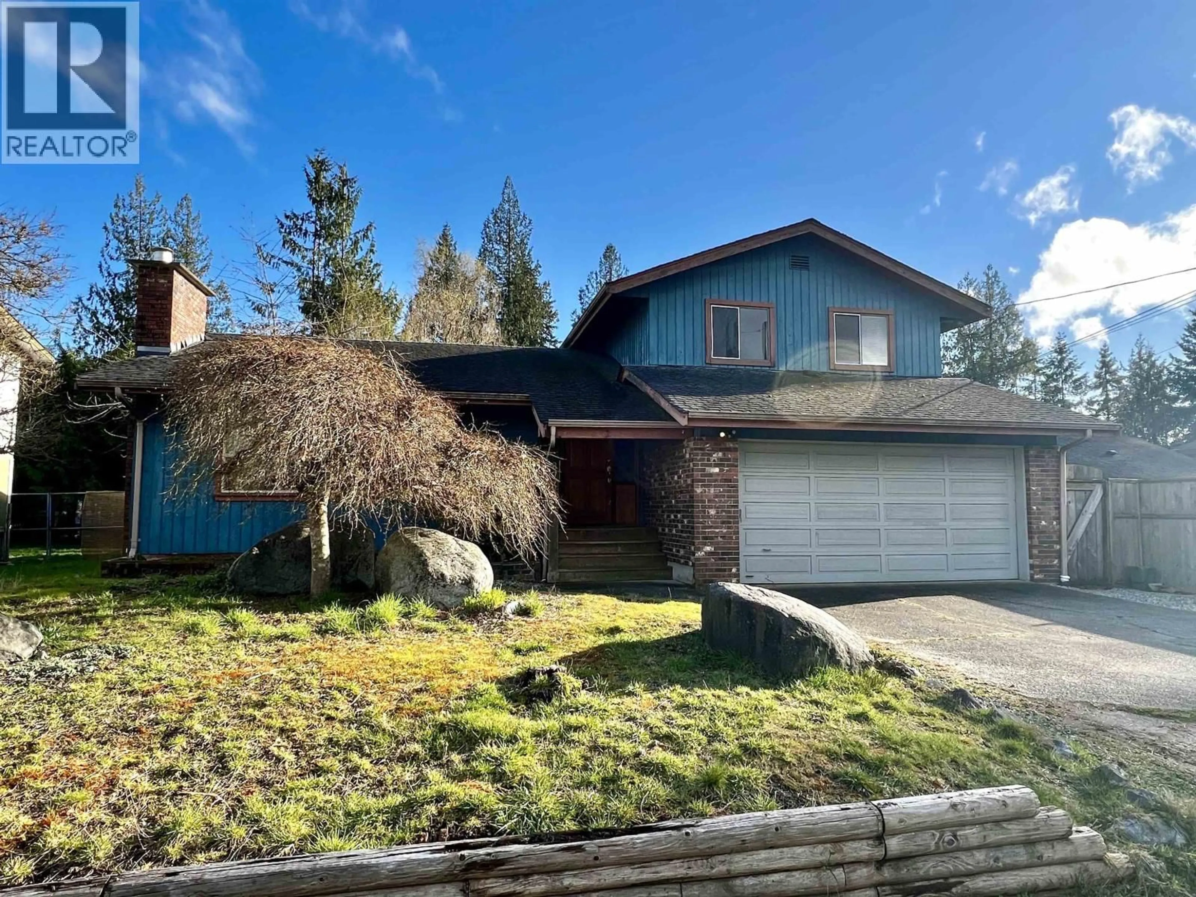 A pic from outside/outdoor area/front of a property/back of a property/a pic from drone, street for 873 POPLAR LANE, Gibsons British Columbia V0N1V8