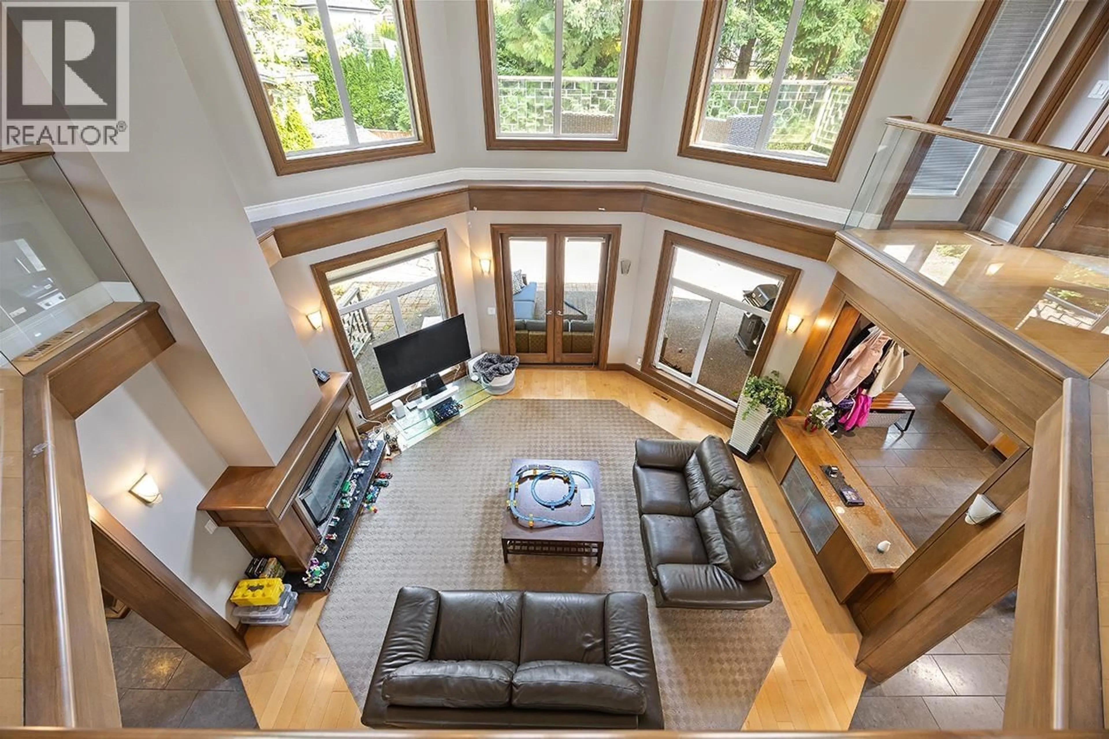 Indoor foyer for 3582 EDGEMONT BOULEVARD, North Vancouver British Columbia V7R2P7