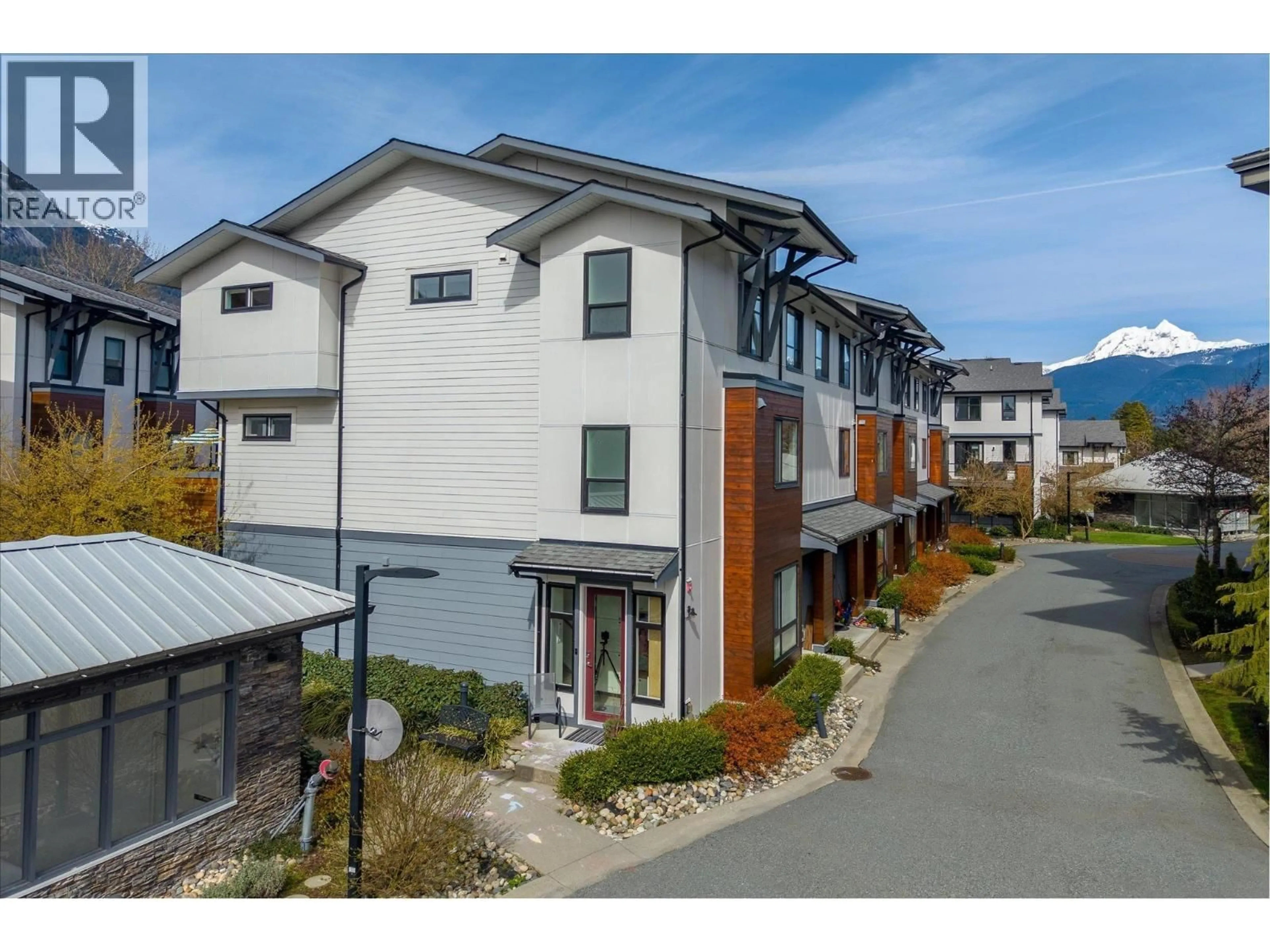 A pic from outside/outdoor area/front of a property/back of a property/a pic from drone, unknown for 87 - 1188 MAIN STREET, Squamish British Columbia V8B0Z3