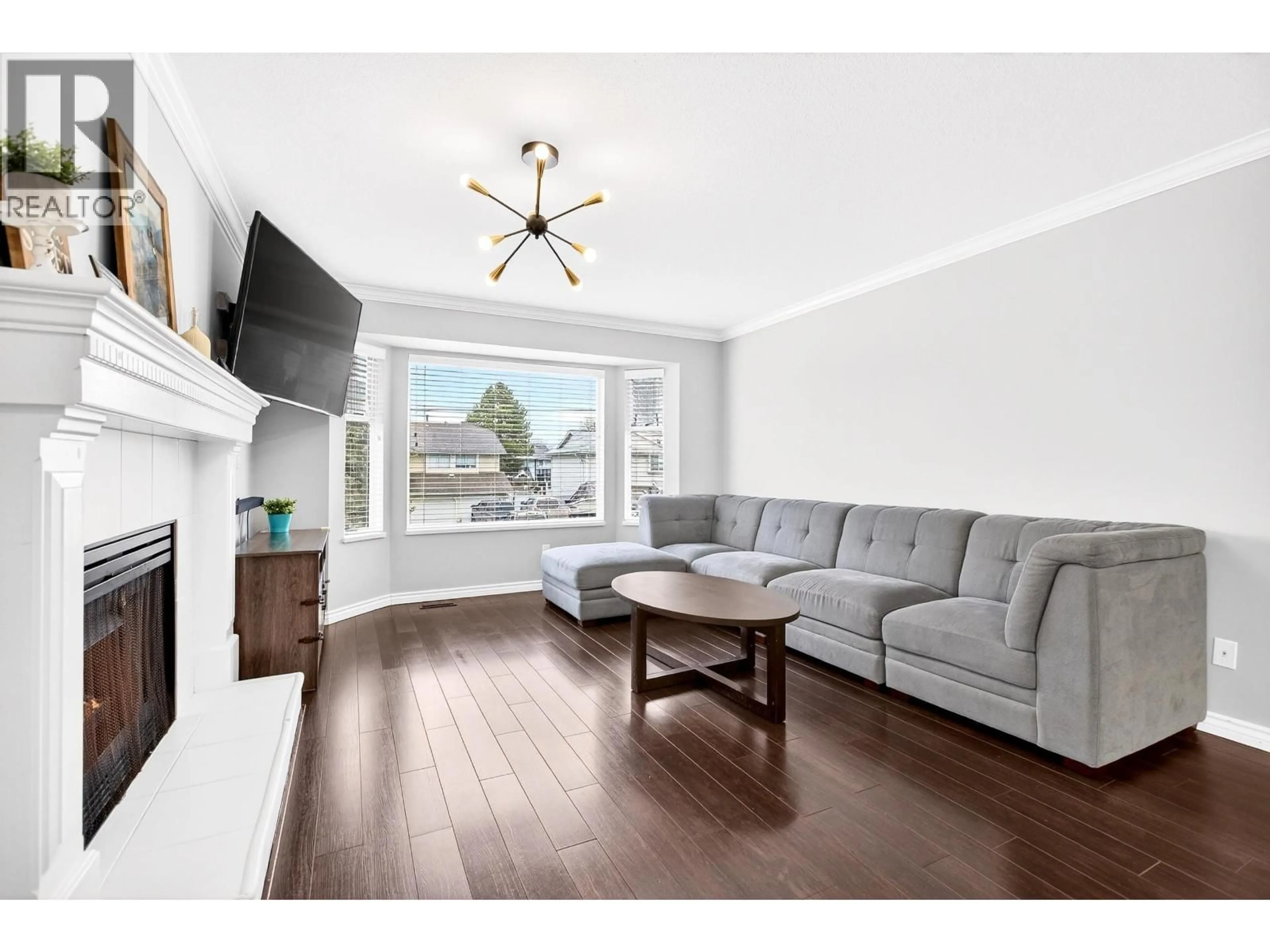 Living room with furniture, wood/laminate floor for 20126 WANSTEAD STREET, Maple Ridge British Columbia V2X0T2