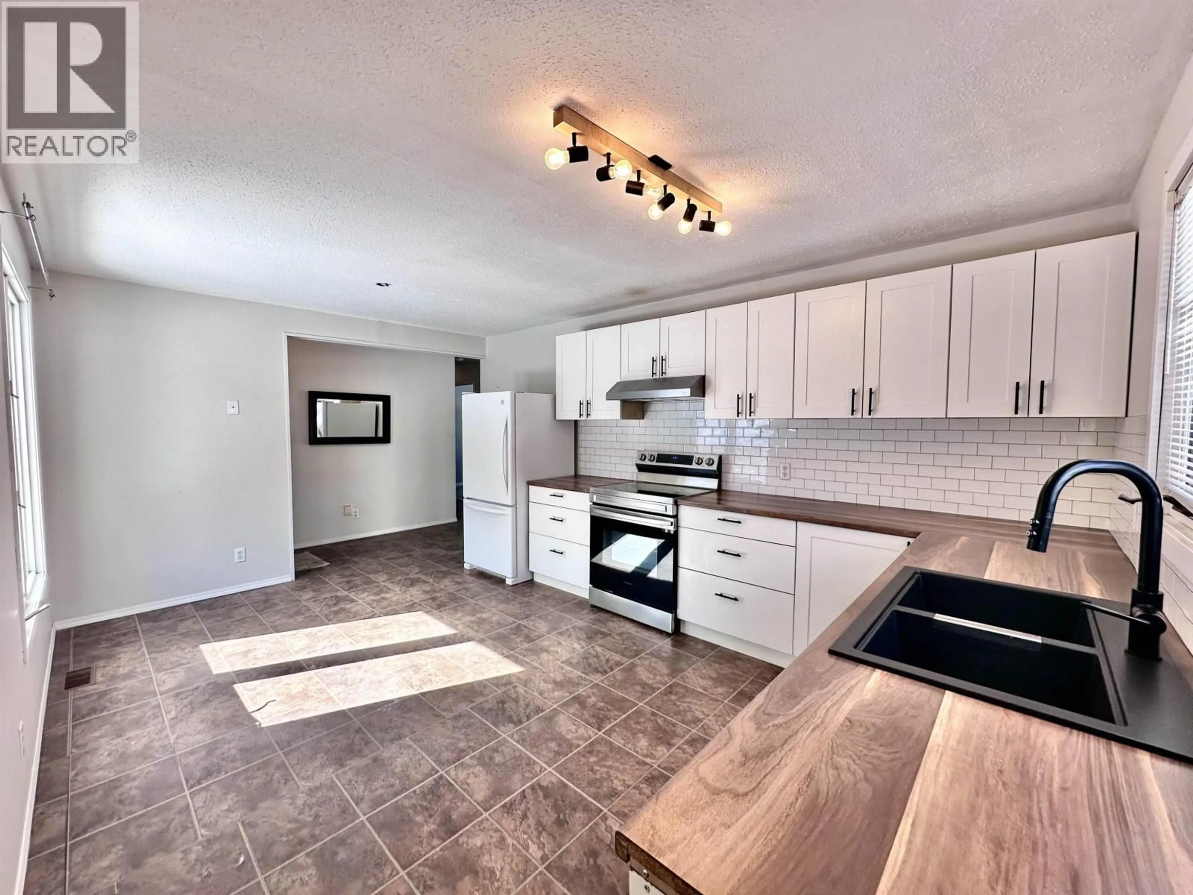 Open concept kitchen, unknown for 1155 14TH AVENUE, Valemount British Columbia V0E2Z0
