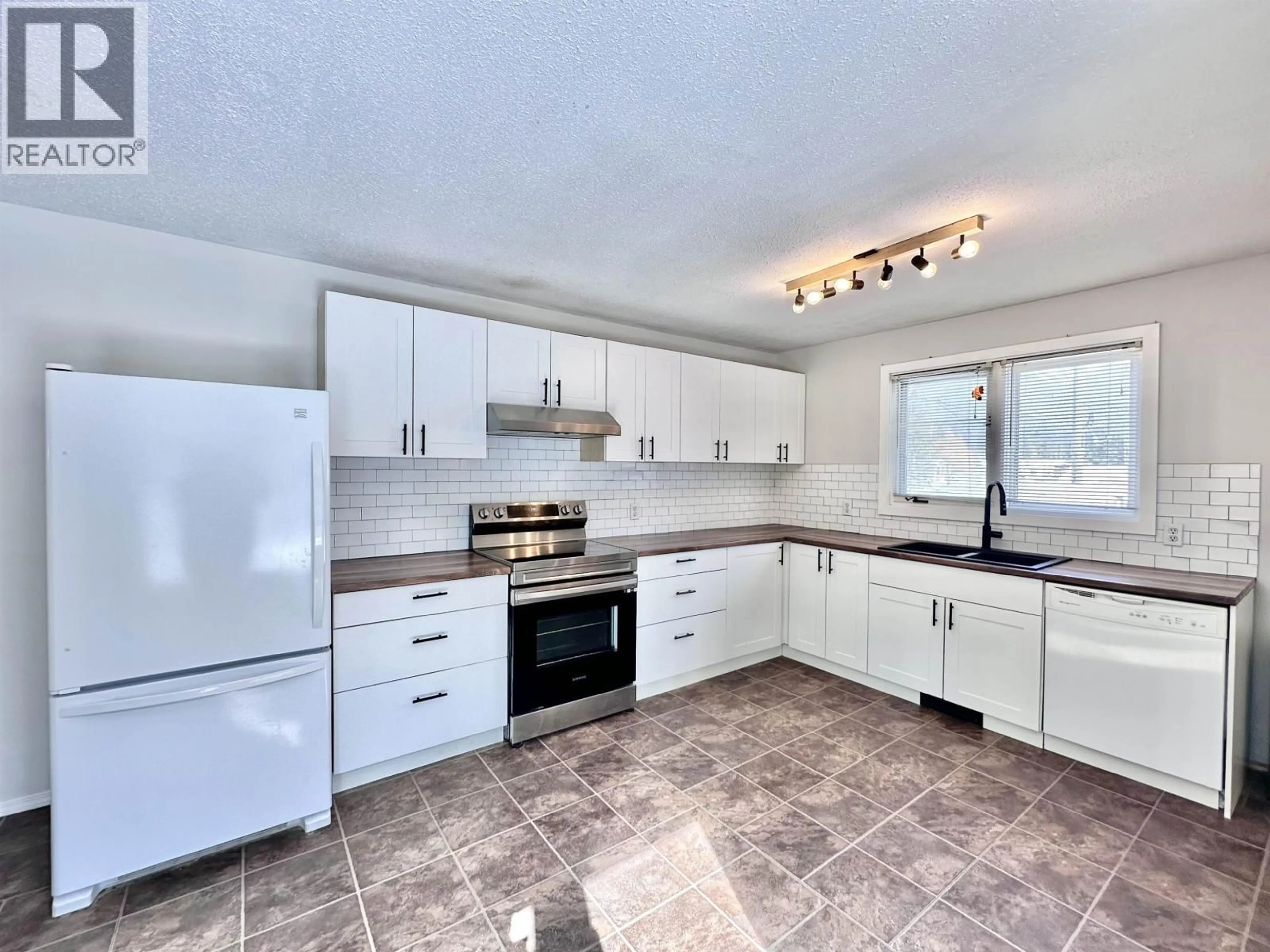 Open concept kitchen, ceramic/tile floor for 1155 14TH AVENUE, Valemount British Columbia V0E2Z0