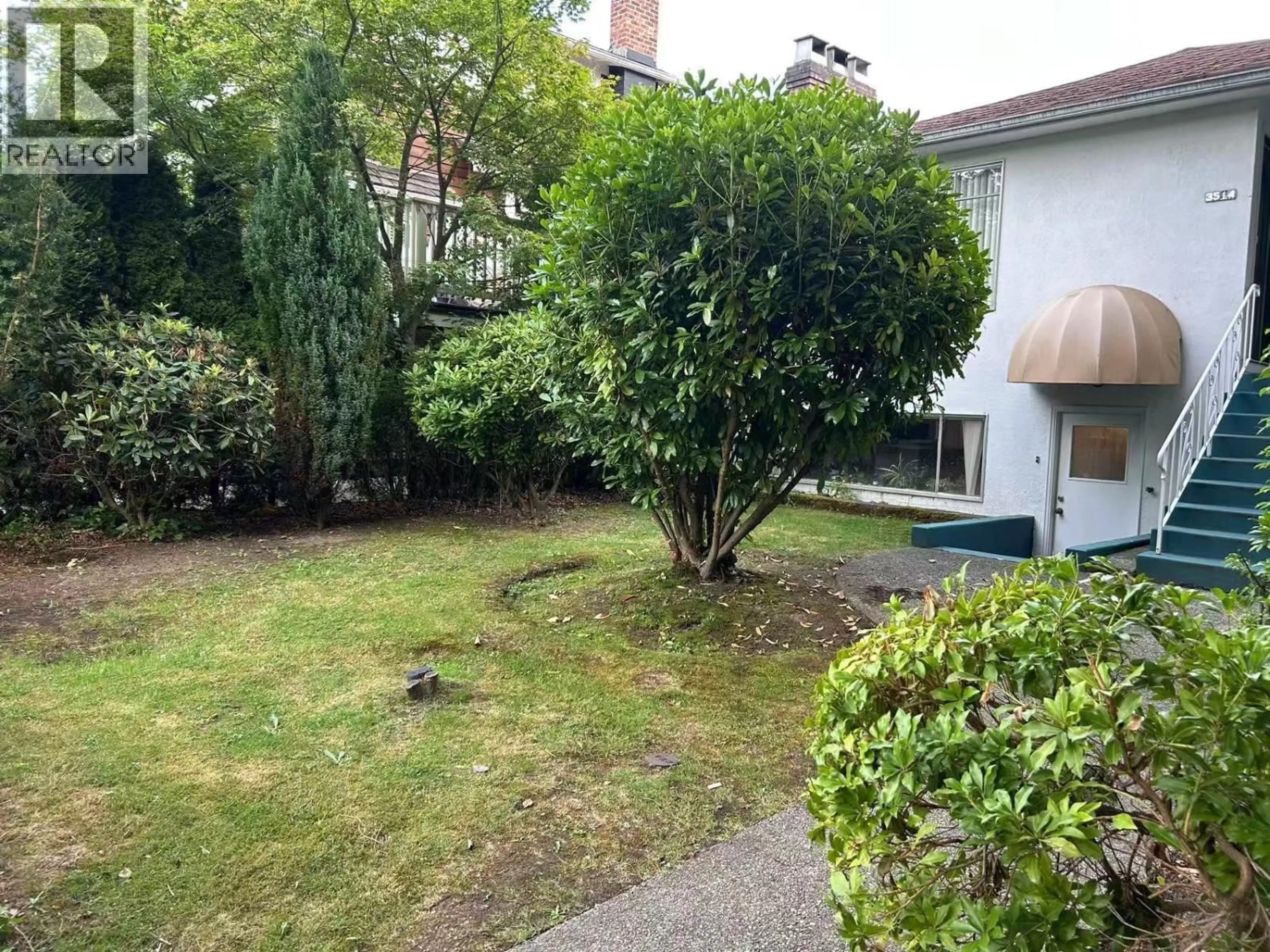 A pic from outside/outdoor area/front of a property/back of a property/a pic from drone, street for 3514 8TH AVENUE, Vancouver British Columbia V6R1Y7
