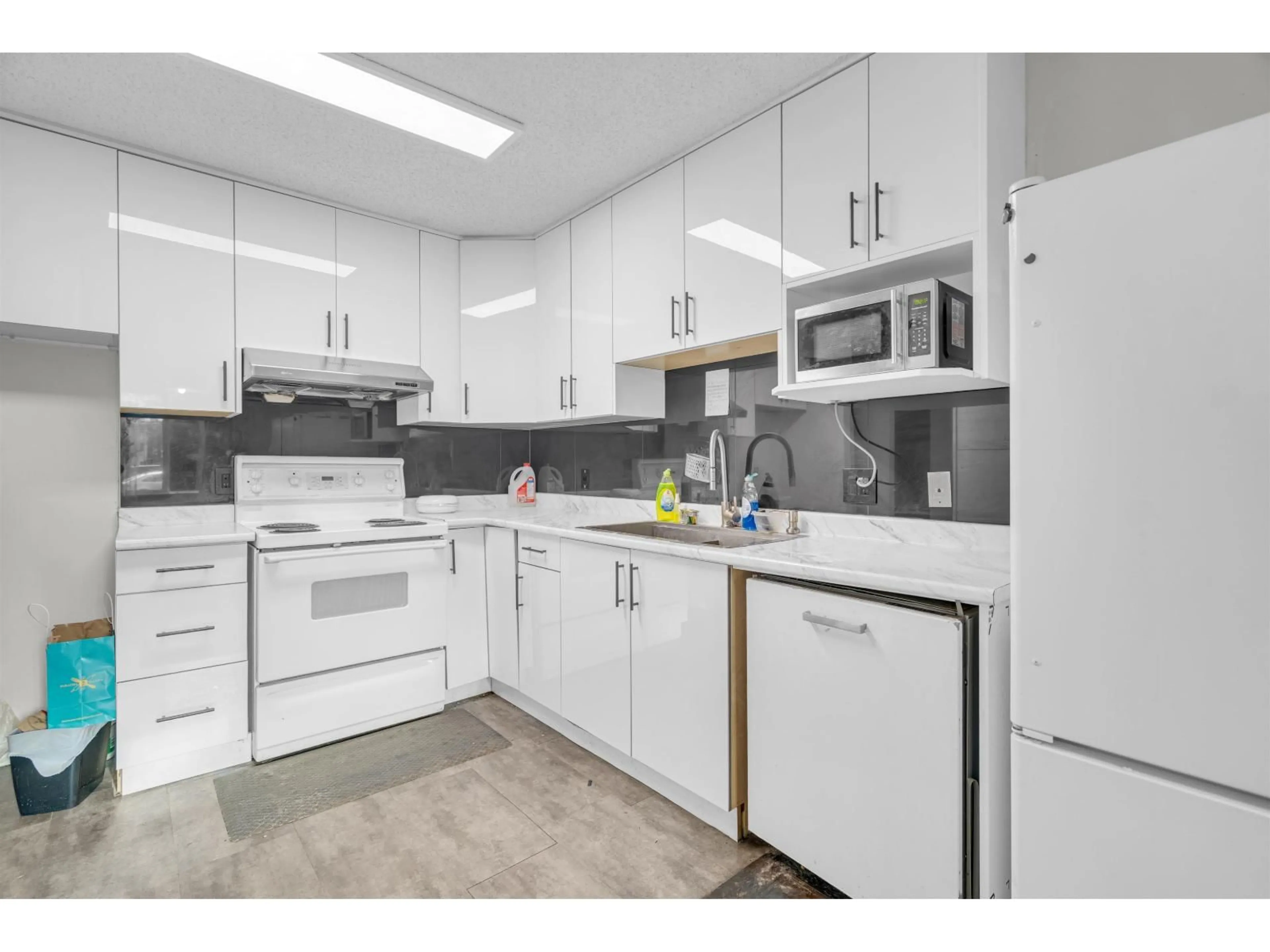 Standard kitchen, unknown for 13335 70B AVENUE, Surrey British Columbia V3W7Z3