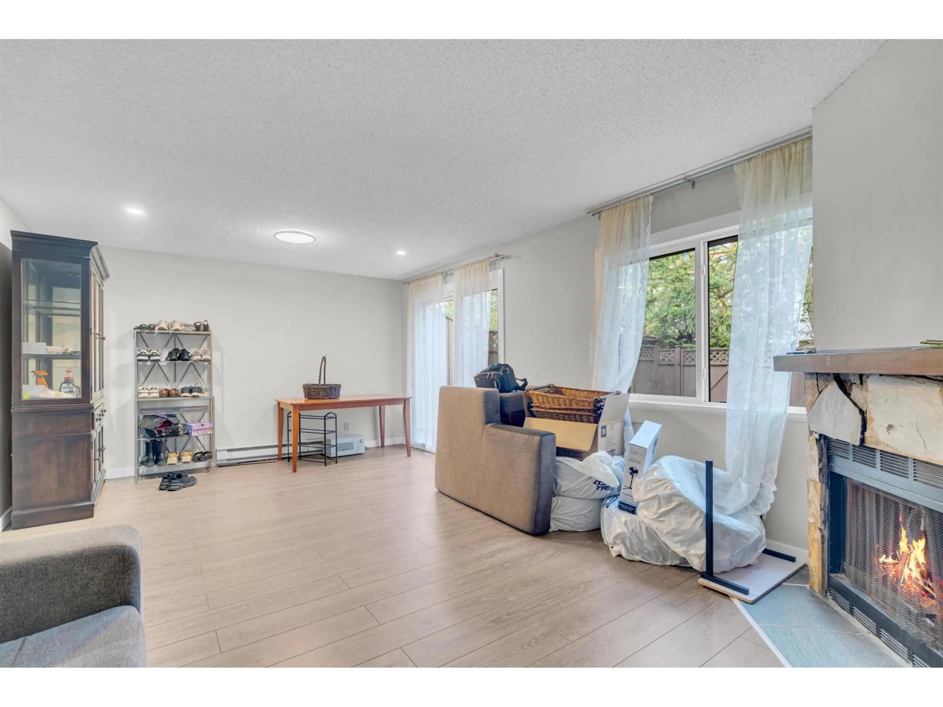 Living room with furniture, unknown for 13335 70B AVENUE, Surrey British Columbia V3W7Z3