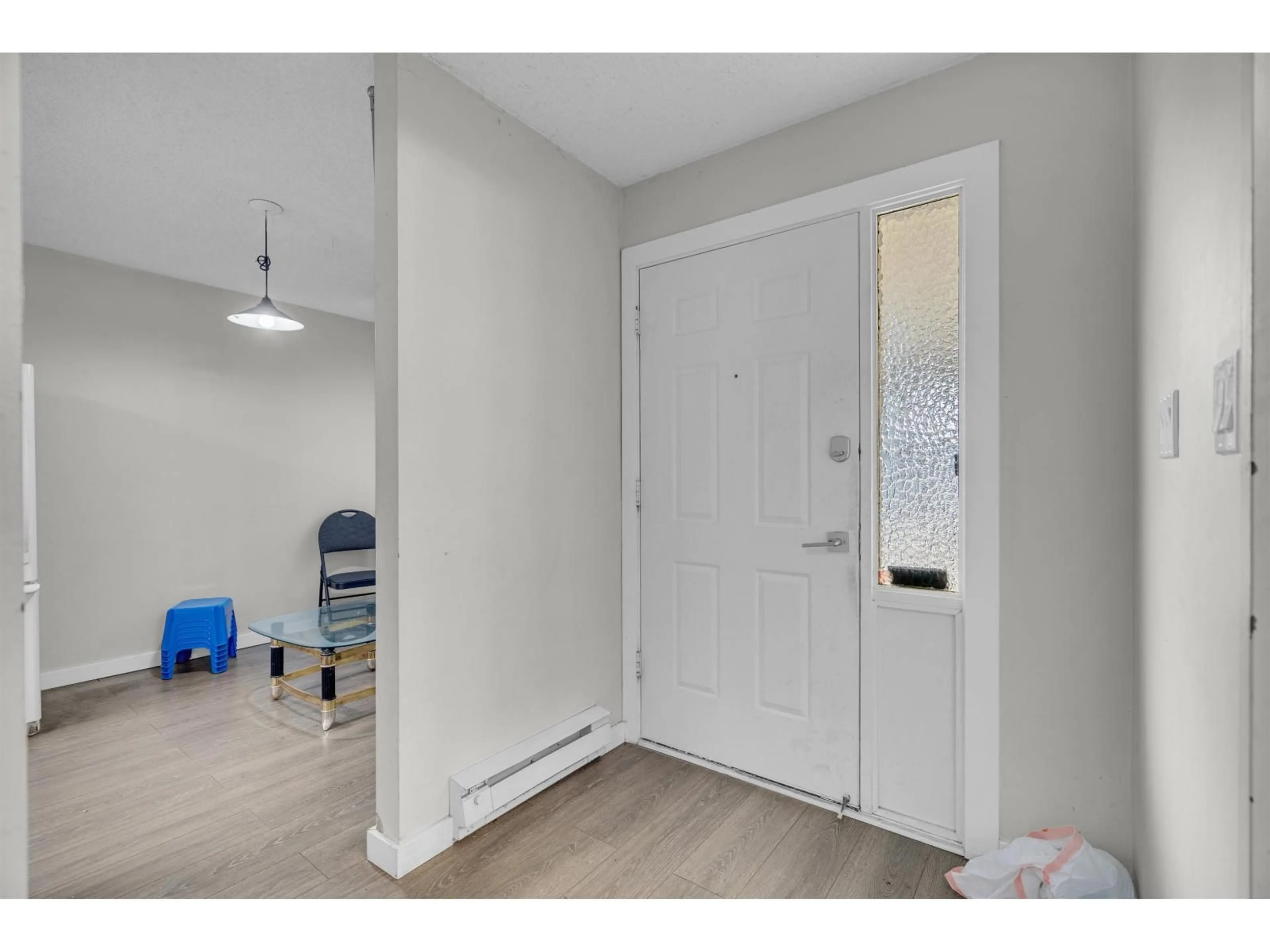 Indoor entryway for 13335 70B AVENUE, Surrey British Columbia V3W7Z3