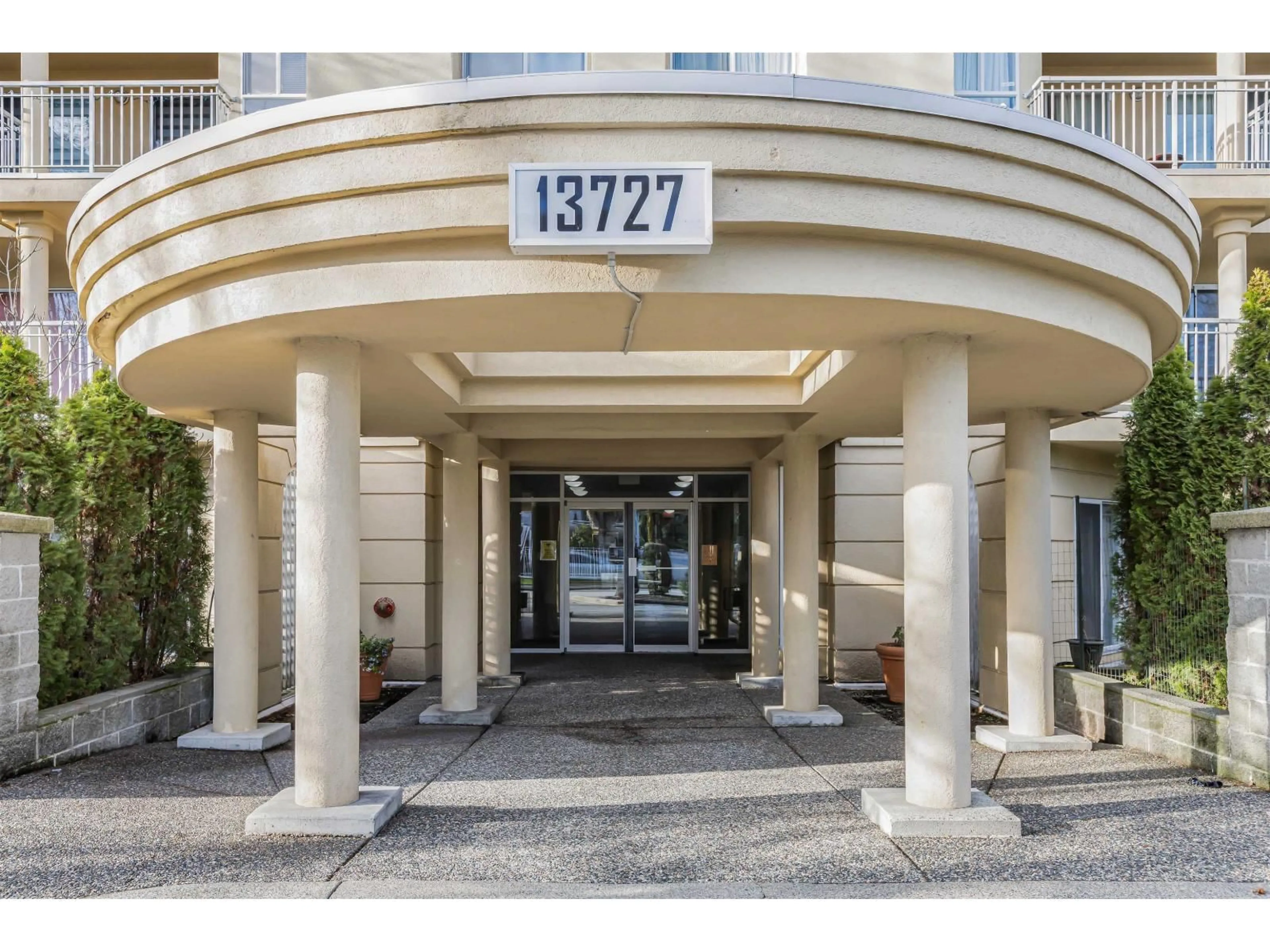 Indoor foyer for 406 - 13727 74 AVENUE, Surrey British Columbia V3W0M7