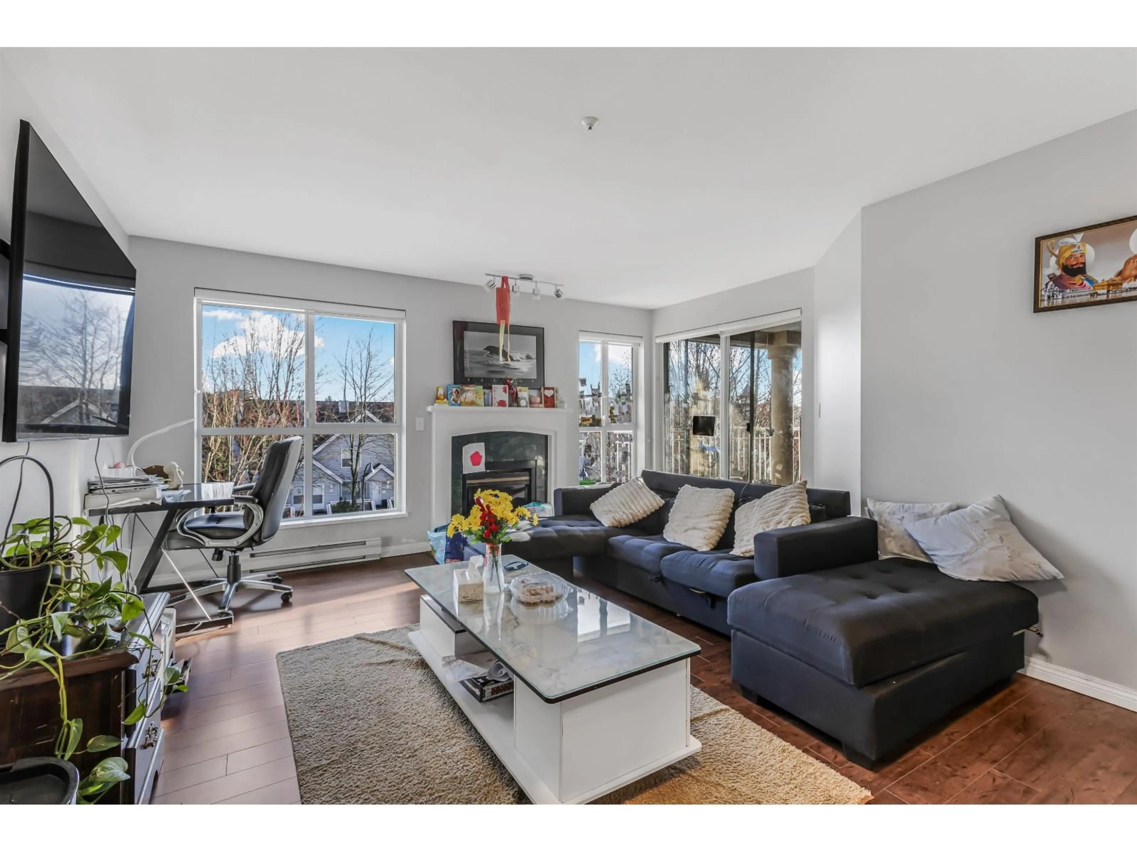 Living room with furniture, unknown for 406 - 13727 74 AVENUE, Surrey British Columbia V3W0M7