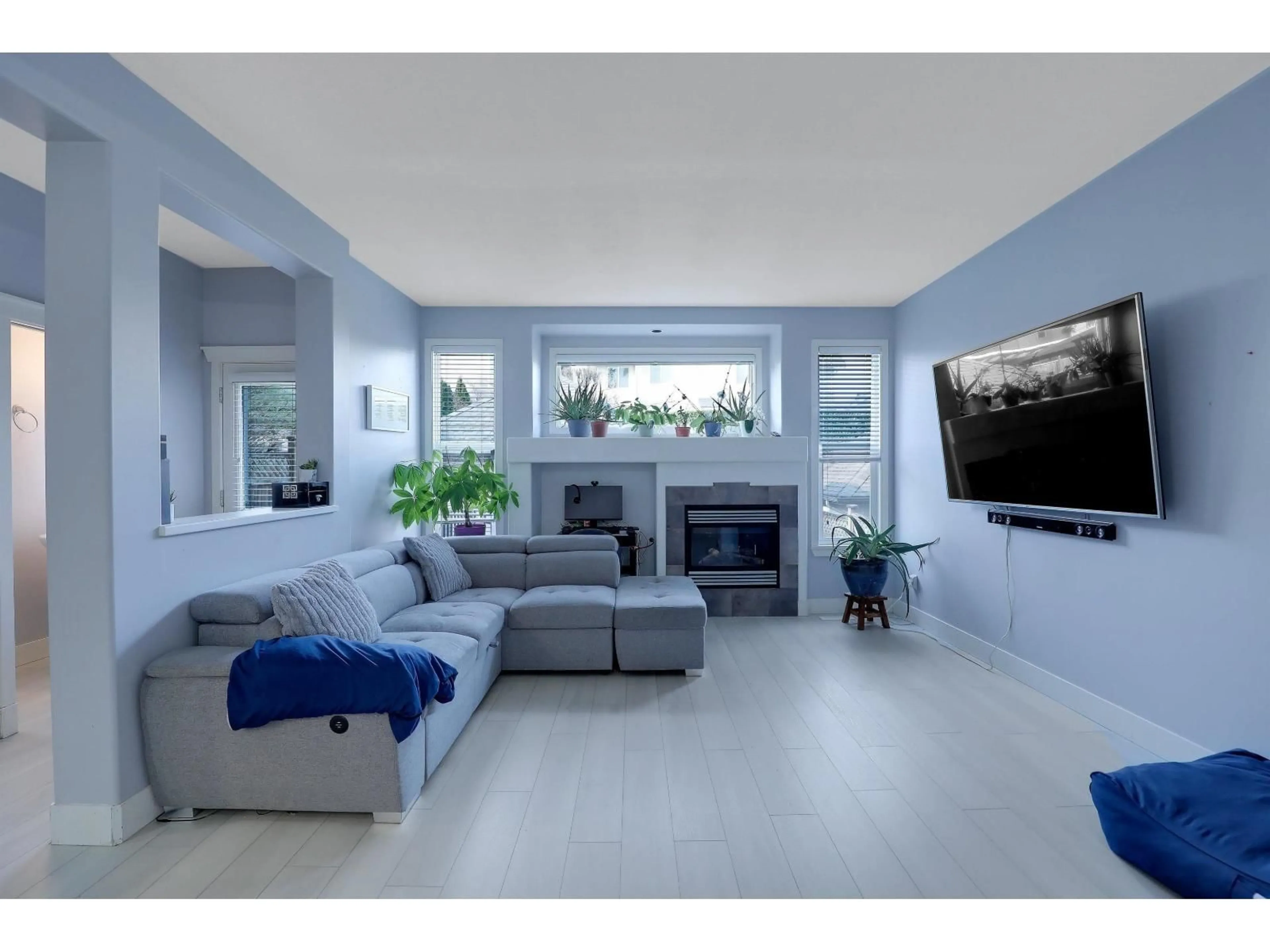 Living room with furniture, unknown for 16515 60 AVENUE, Surrey British Columbia V3S1S7