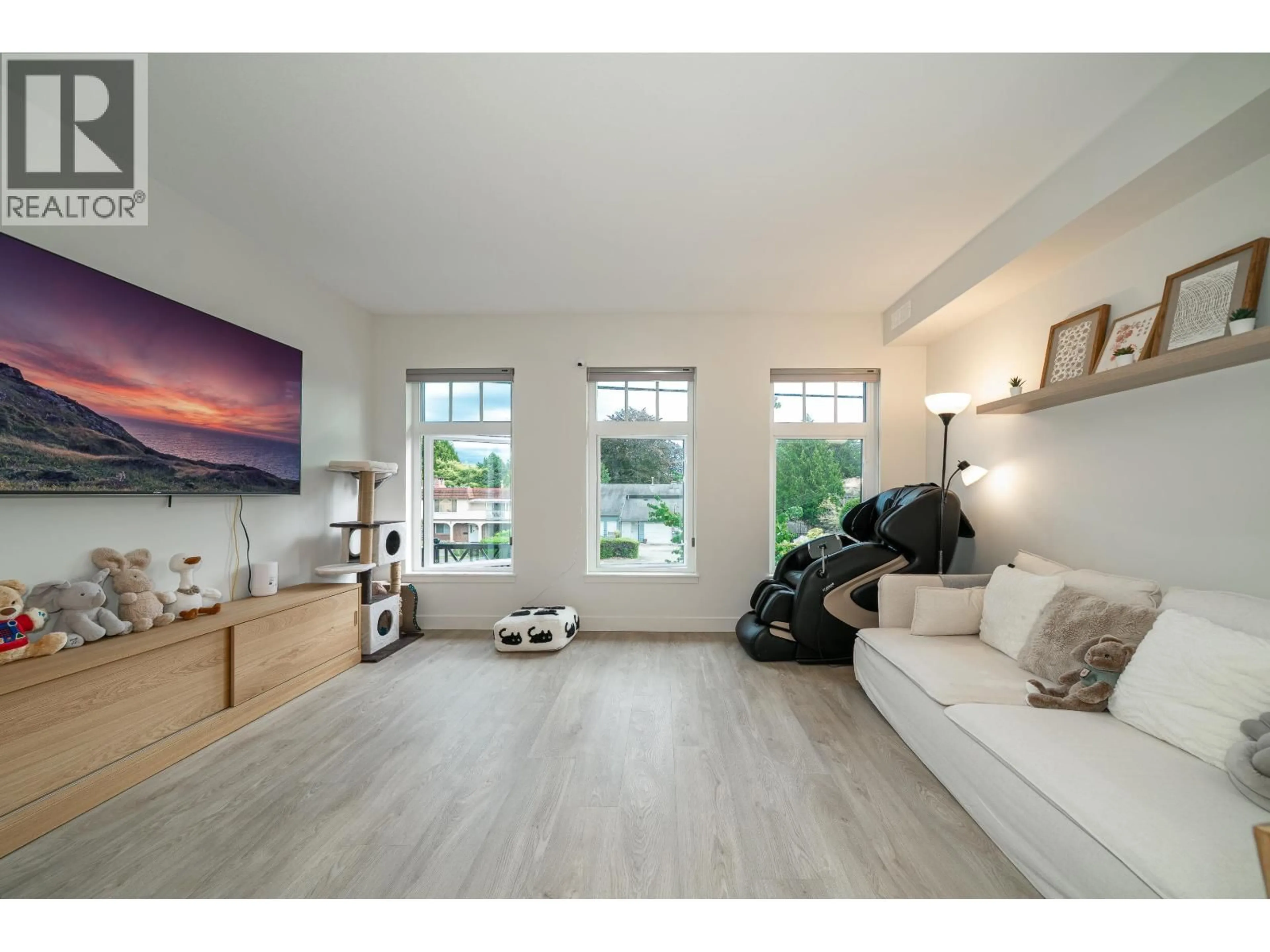 Living room with furniture, wood/laminate floor for 2 - 9399 NO. 2 ROAD, Richmond British Columbia V7E2C9