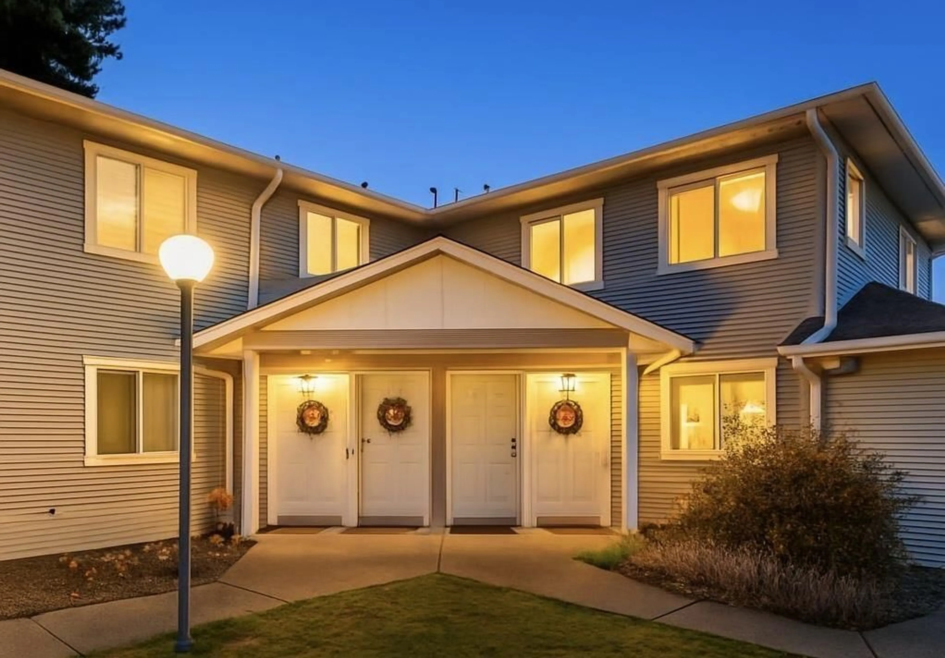 Home with vinyl exterior material, street for 10 - 6480 VEDDER ROAD, Chilliwack British Columbia V2R3Z1