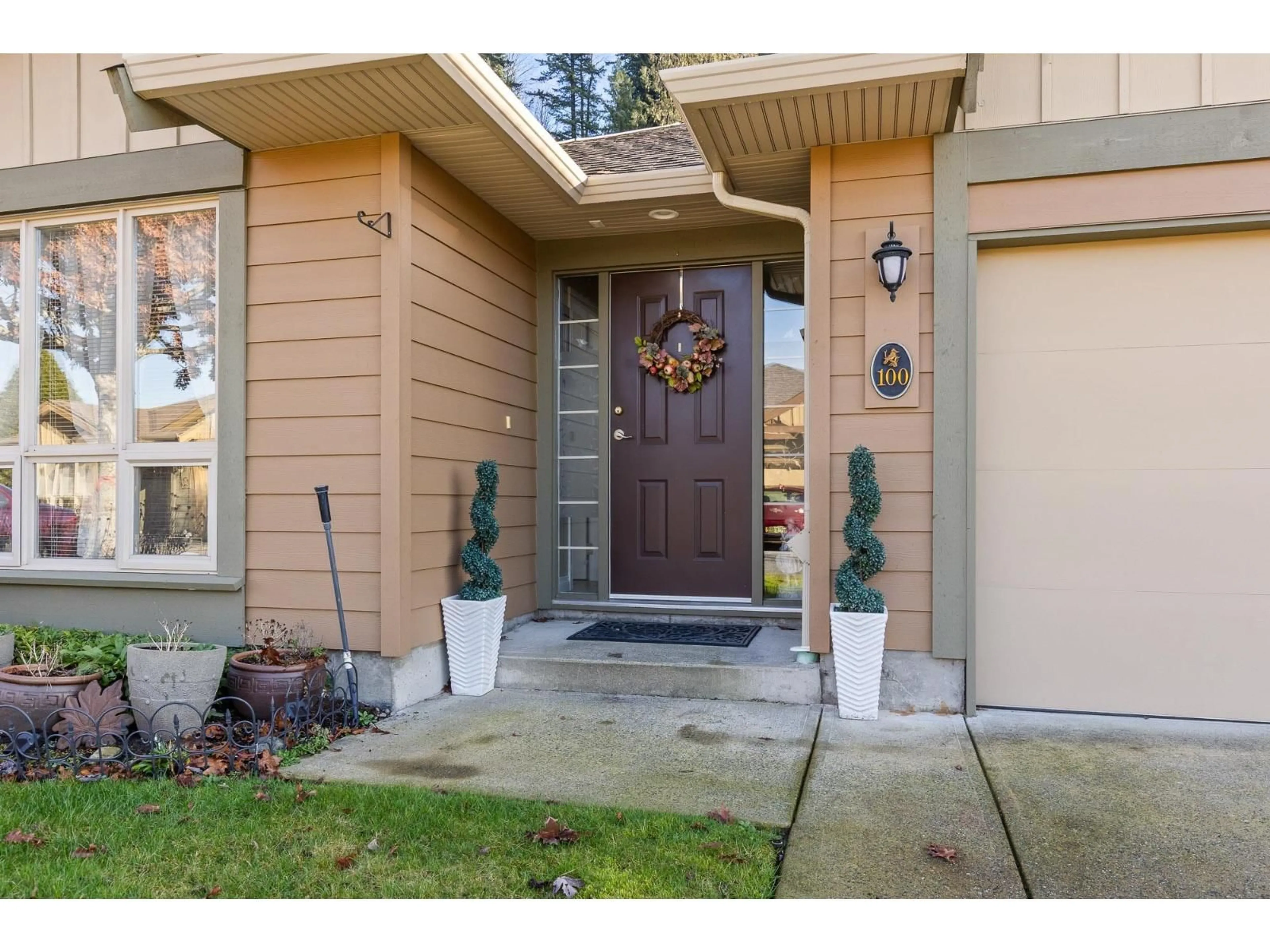 Indoor entryway for 100 - 46000 THOMAS ROAD, Chilliwack British Columbia V2R5W6
