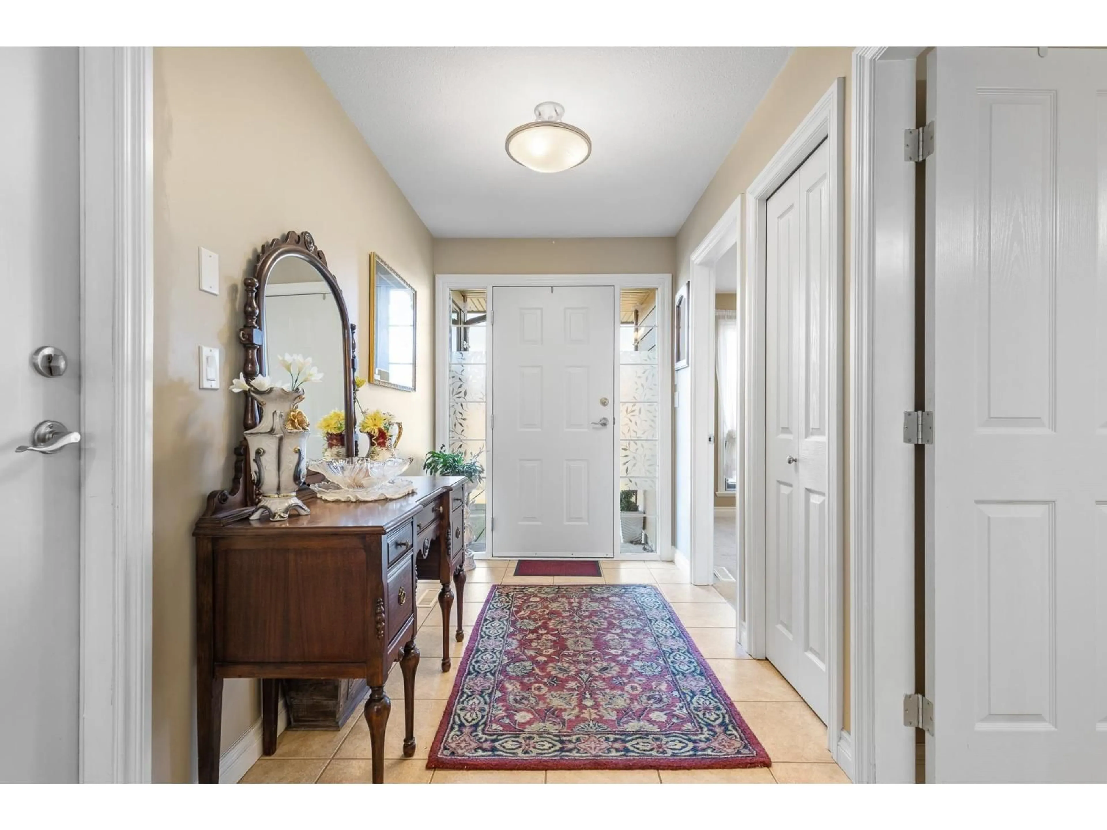 Indoor entryway for 100 - 46000 THOMAS ROAD, Chilliwack British Columbia V2R5W6