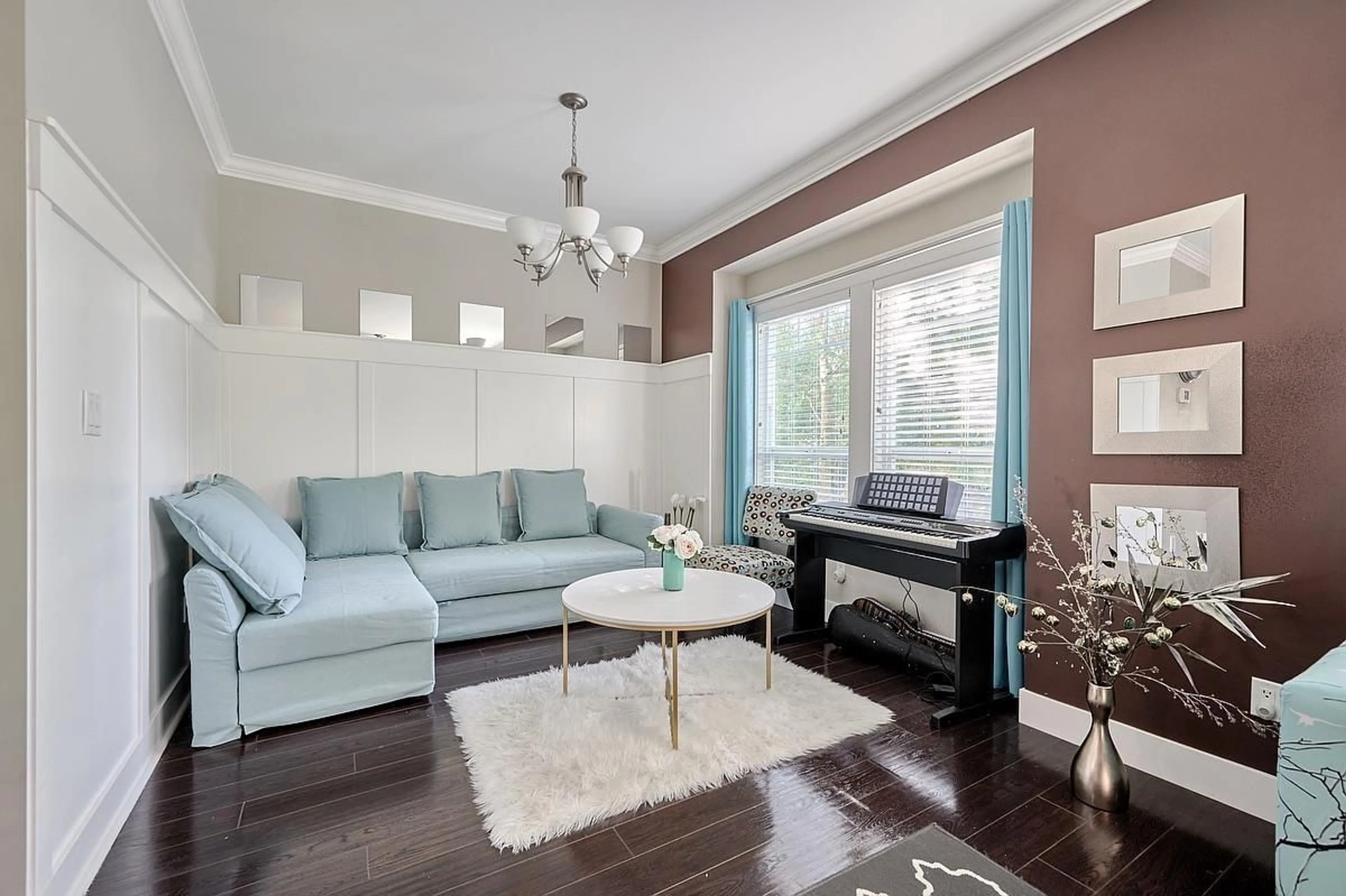 Living room with furniture, wood/laminate floor for 40 - 8358 121A STREET, Surrey British Columbia V3W1T6