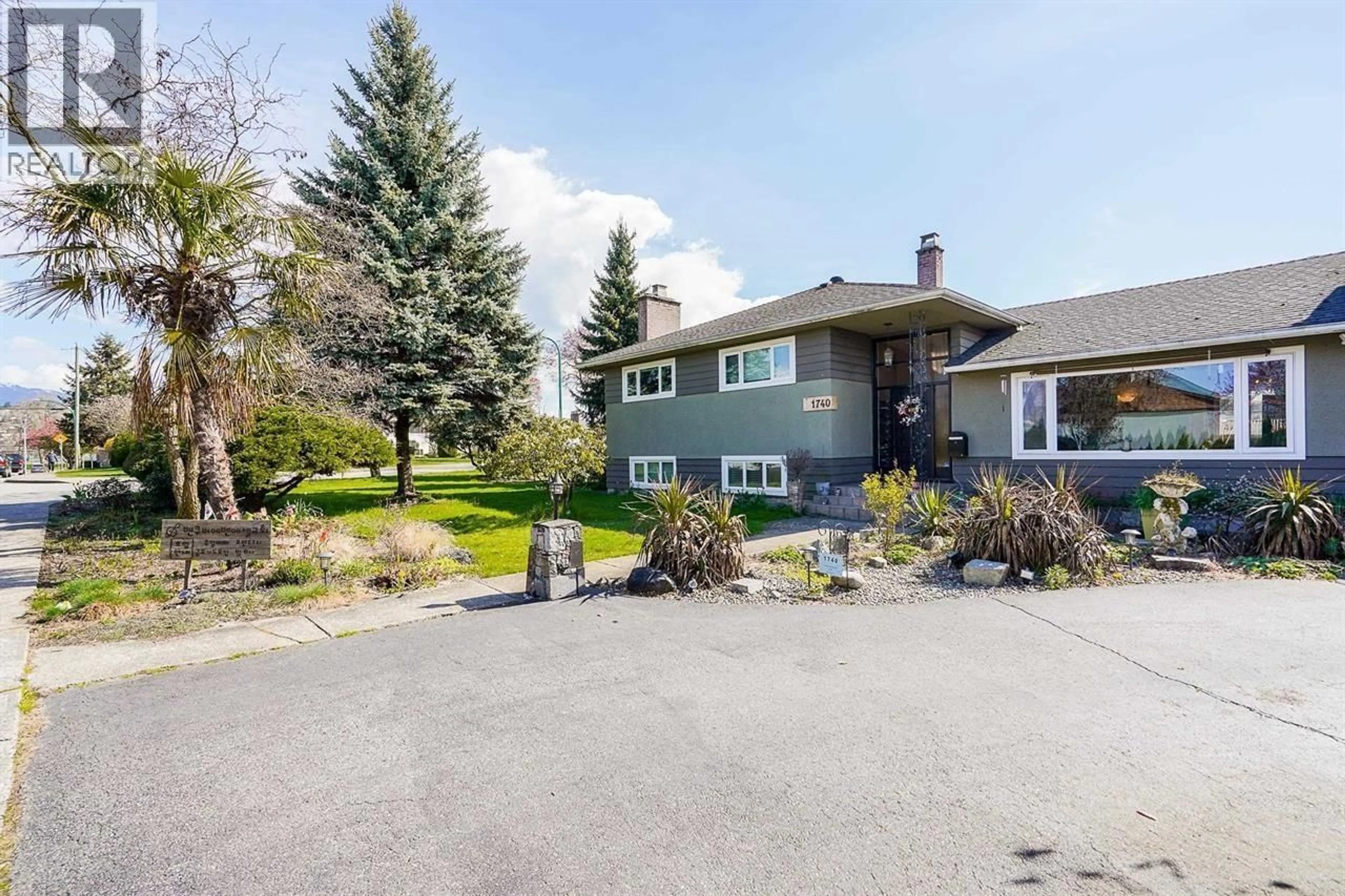 A pic from outside/outdoor area/front of a property/back of a property/a pic from drone, street for 1740 BETA AVENUE, Burnaby British Columbia V5C5M7