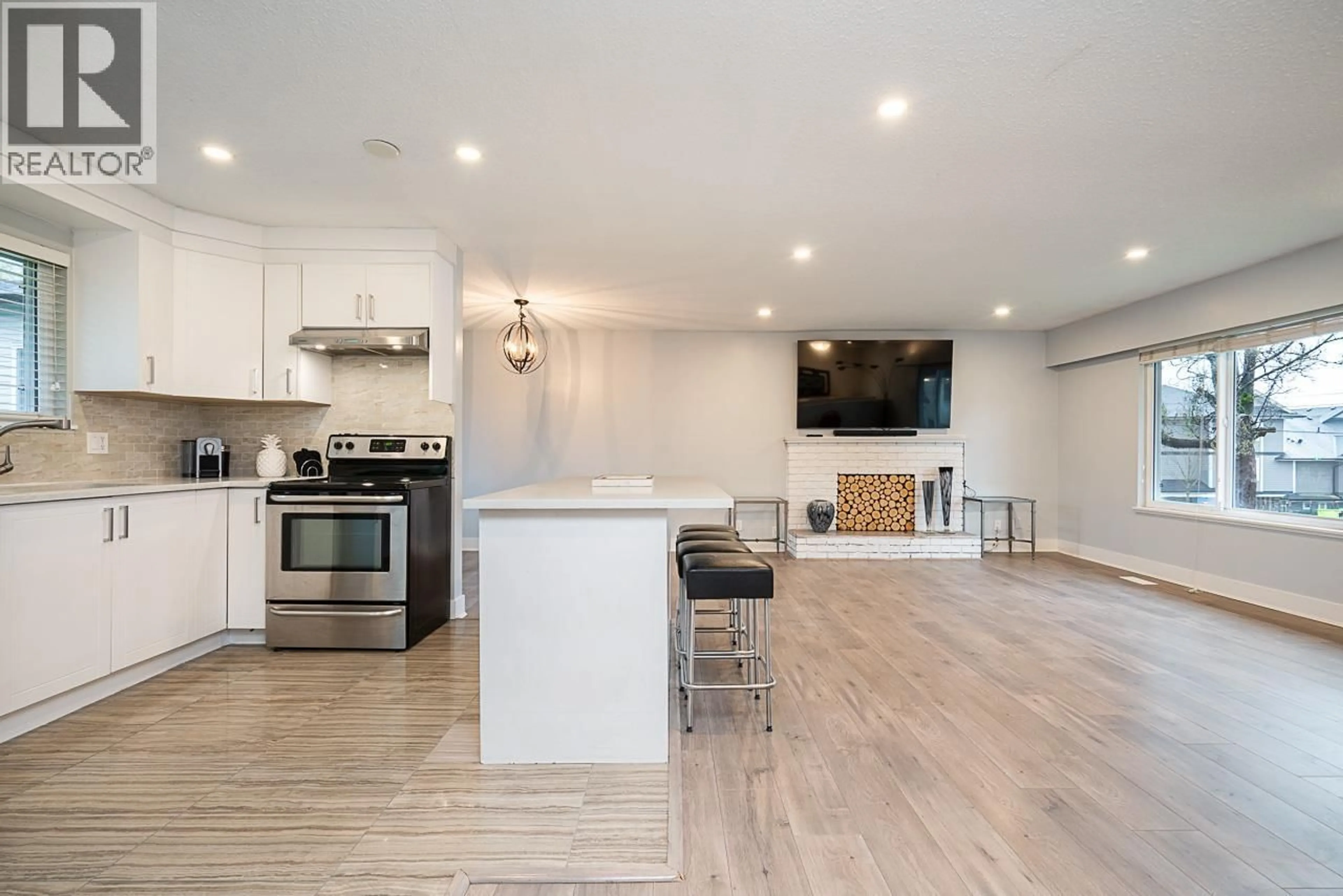 Open concept kitchen, wood/laminate floor for 11278 206 STREET, Maple Ridge British Columbia V2X1T3