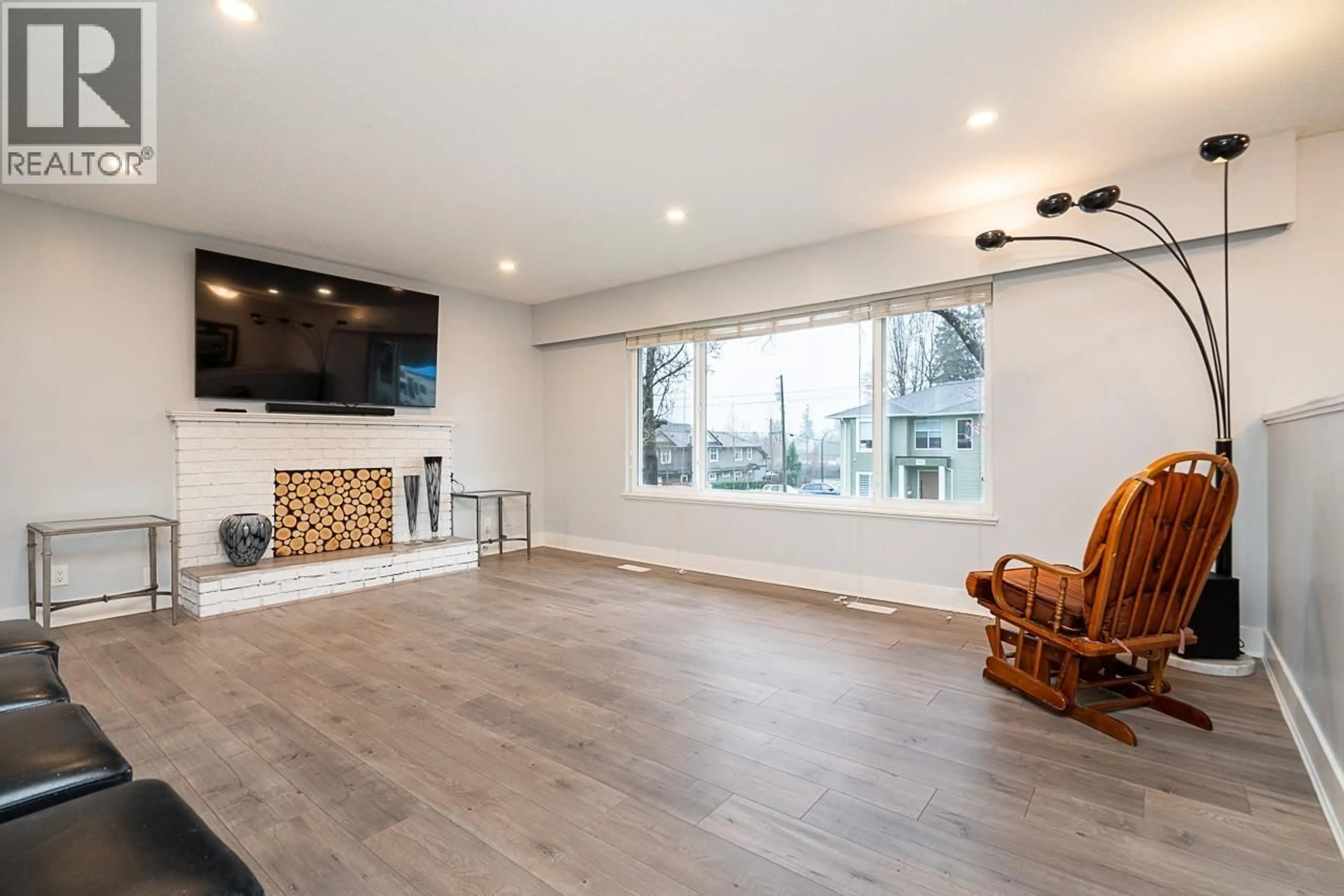 Living room with furniture, wood/laminate floor for 11278 206 STREET, Maple Ridge British Columbia V2X1T3