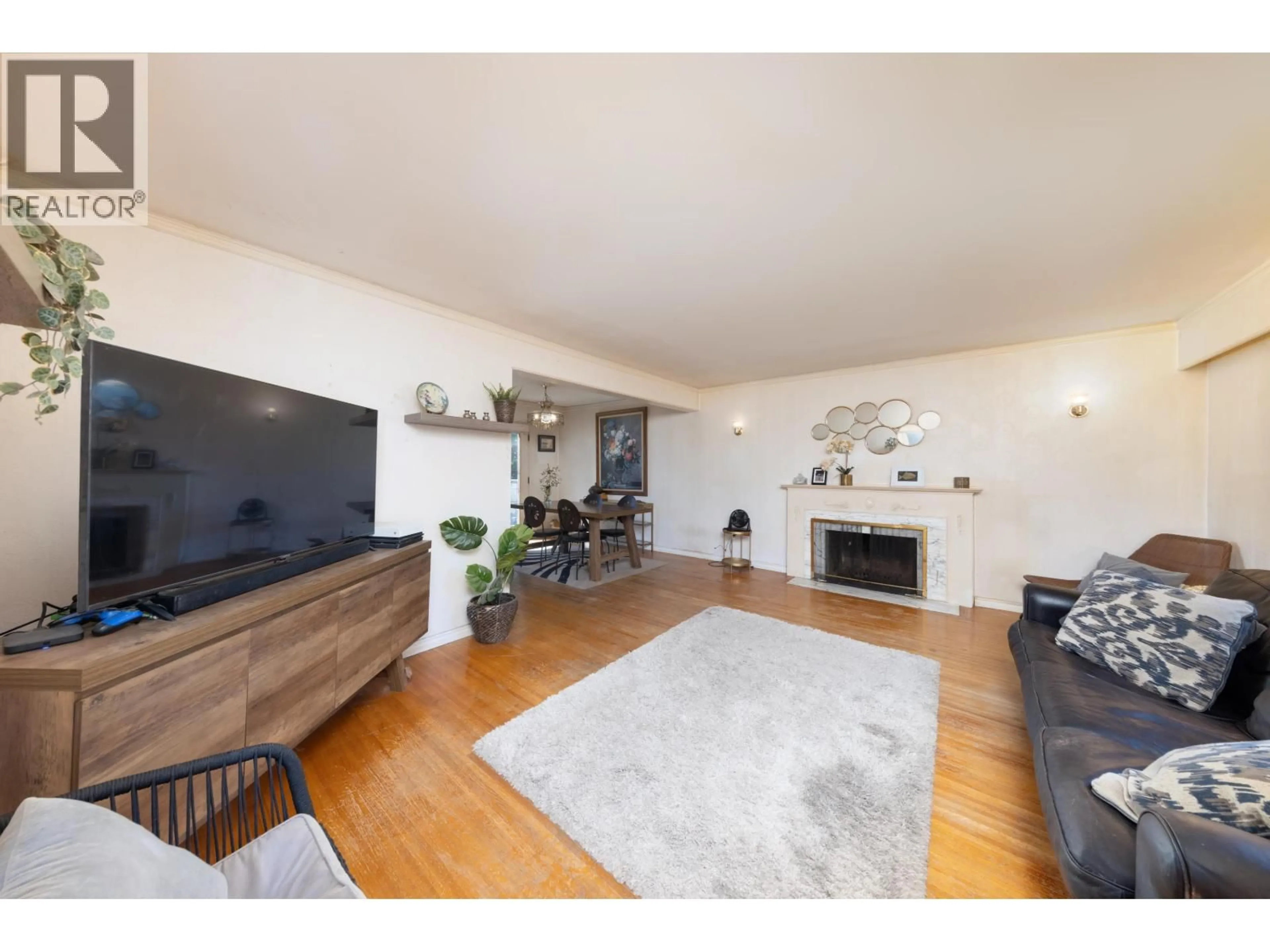 Living room with furniture, wood/laminate floor for 6580 WILLIAMS ROAD, Richmond British Columbia V7E1K5