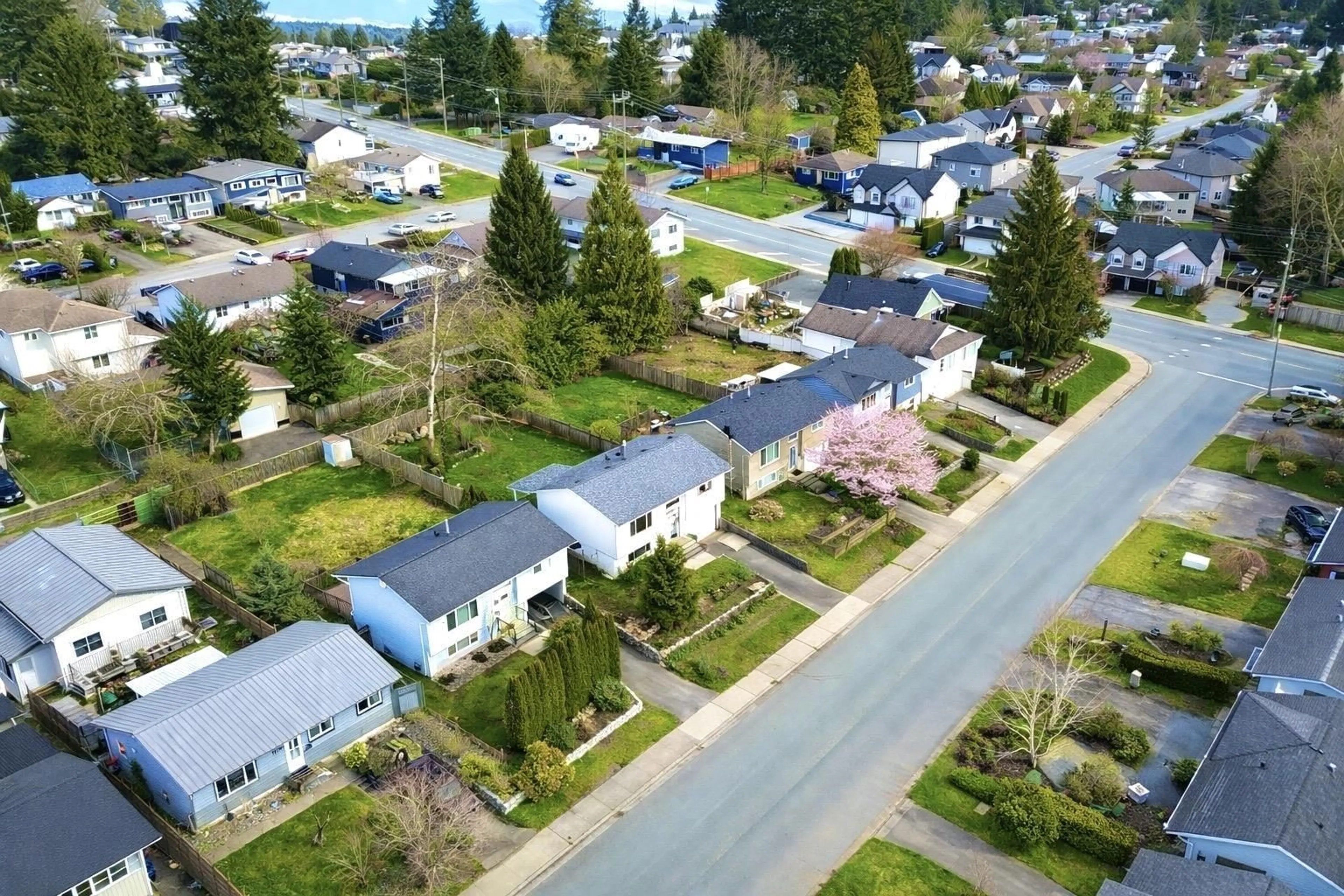 A pic from outside/outdoor area/front of a property/back of a property/a pic from drone, street for 32763 BADGER AVENUE, Mission British Columbia V2V5B1