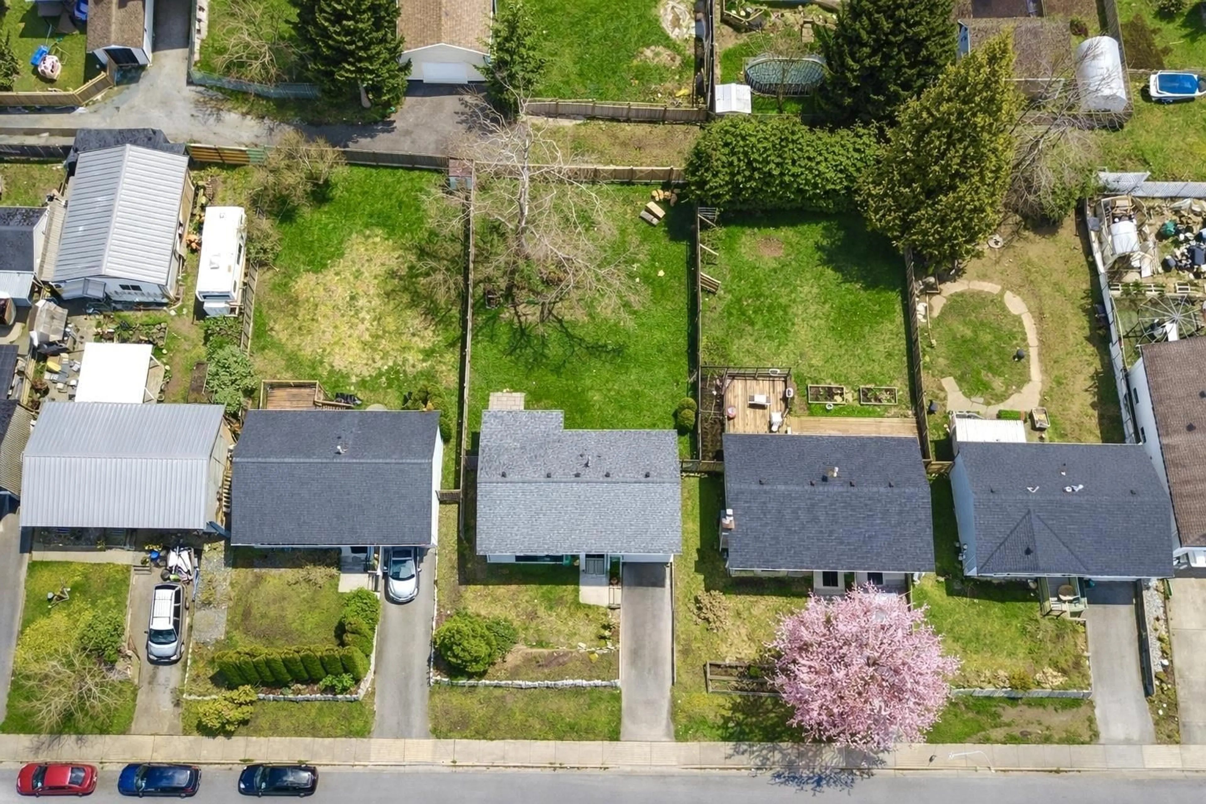 A pic from outside/outdoor area/front of a property/back of a property/a pic from drone, street for 32763 BADGER AVENUE, Mission British Columbia V2V5B1