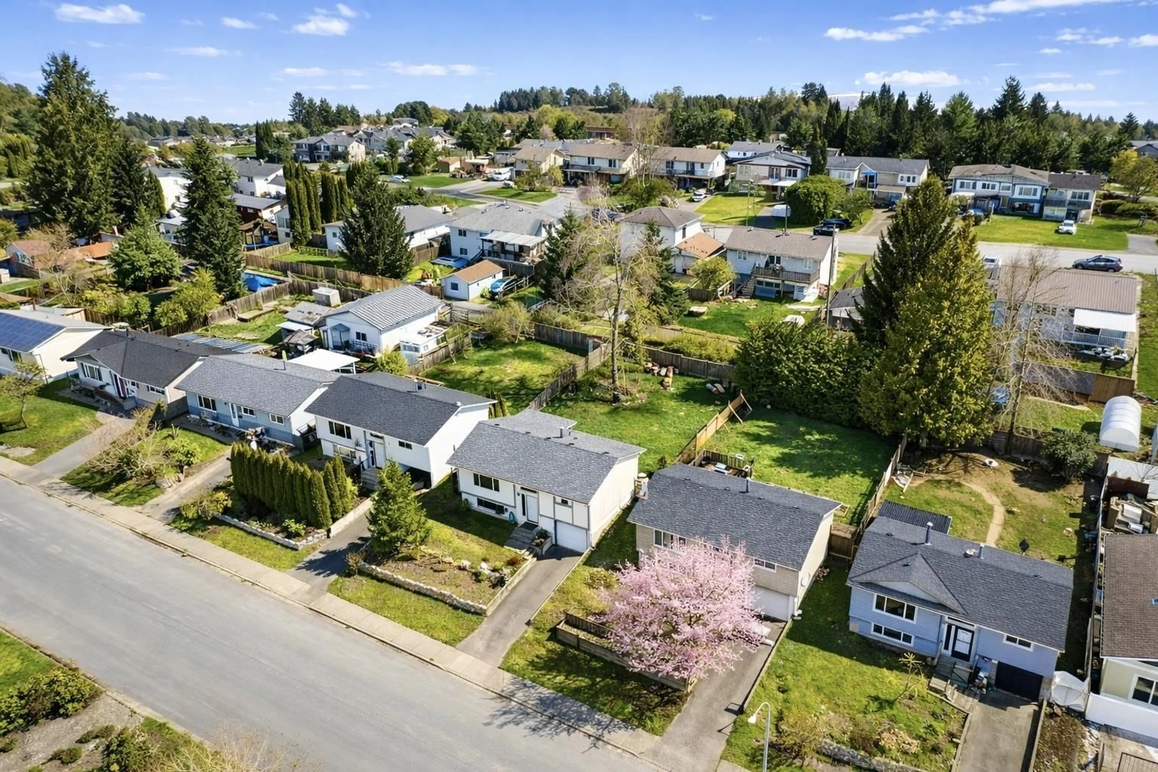 A pic from outside/outdoor area/front of a property/back of a property/a pic from drone, street for 32763 BADGER AVENUE, Mission British Columbia V2V5B1