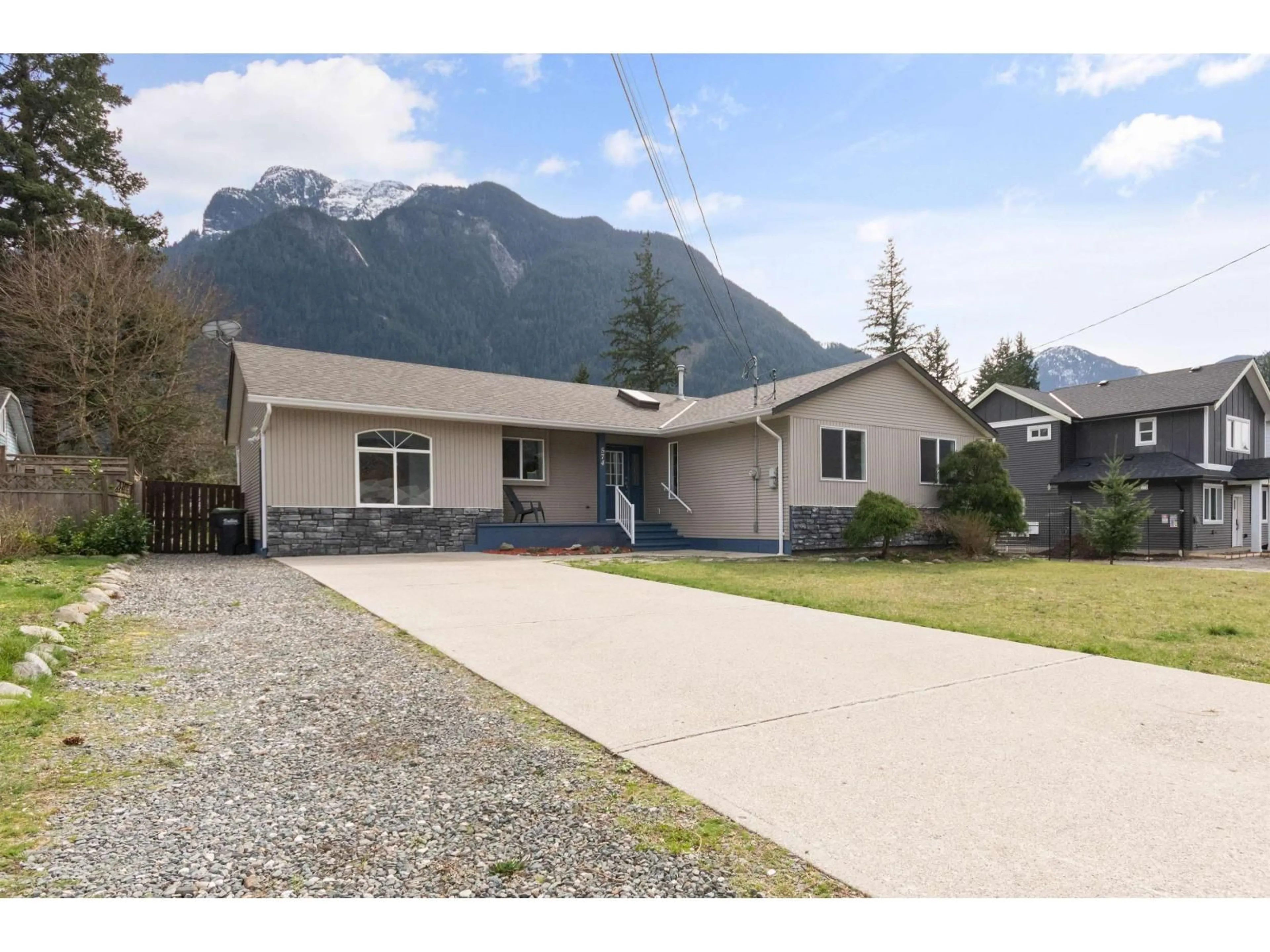 A pic from outside/outdoor area/front of a property/back of a property/a pic from drone, mountain view for 574 PARK STREET, Hope British Columbia V0X1L0