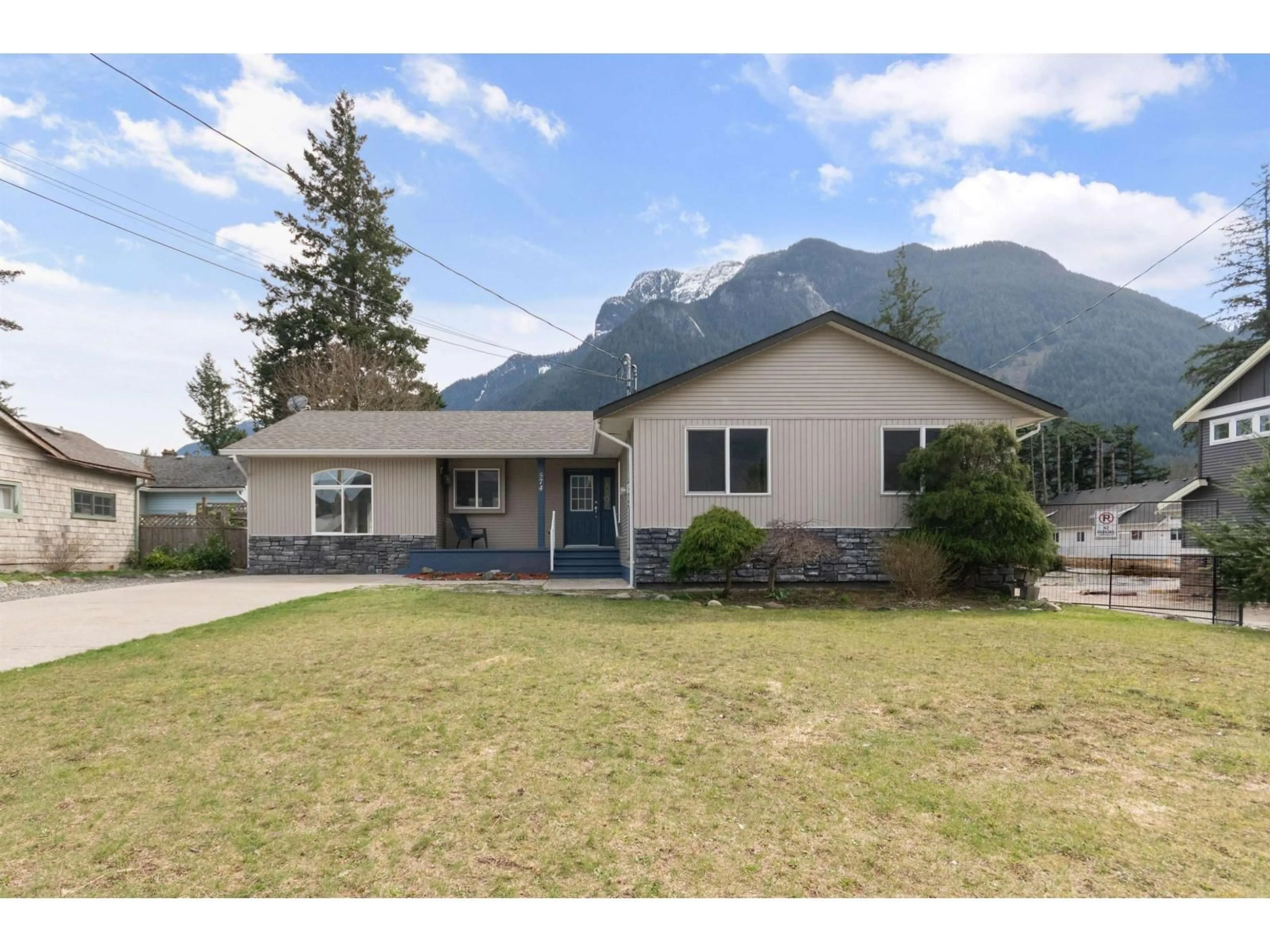 Home with vinyl exterior material, mountain view for 574 PARK STREET, Hope British Columbia V0X1L0