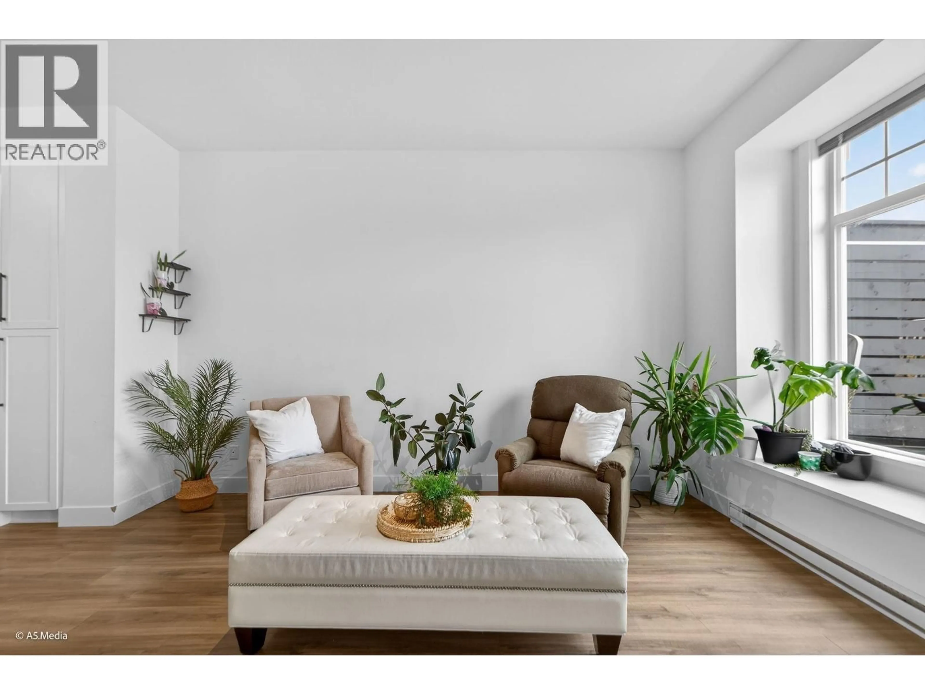 Living room with furniture, wood/laminate floor for 44 - 3552 VICTORIA DRIVE, Coquitlam British Columbia V3E0N7