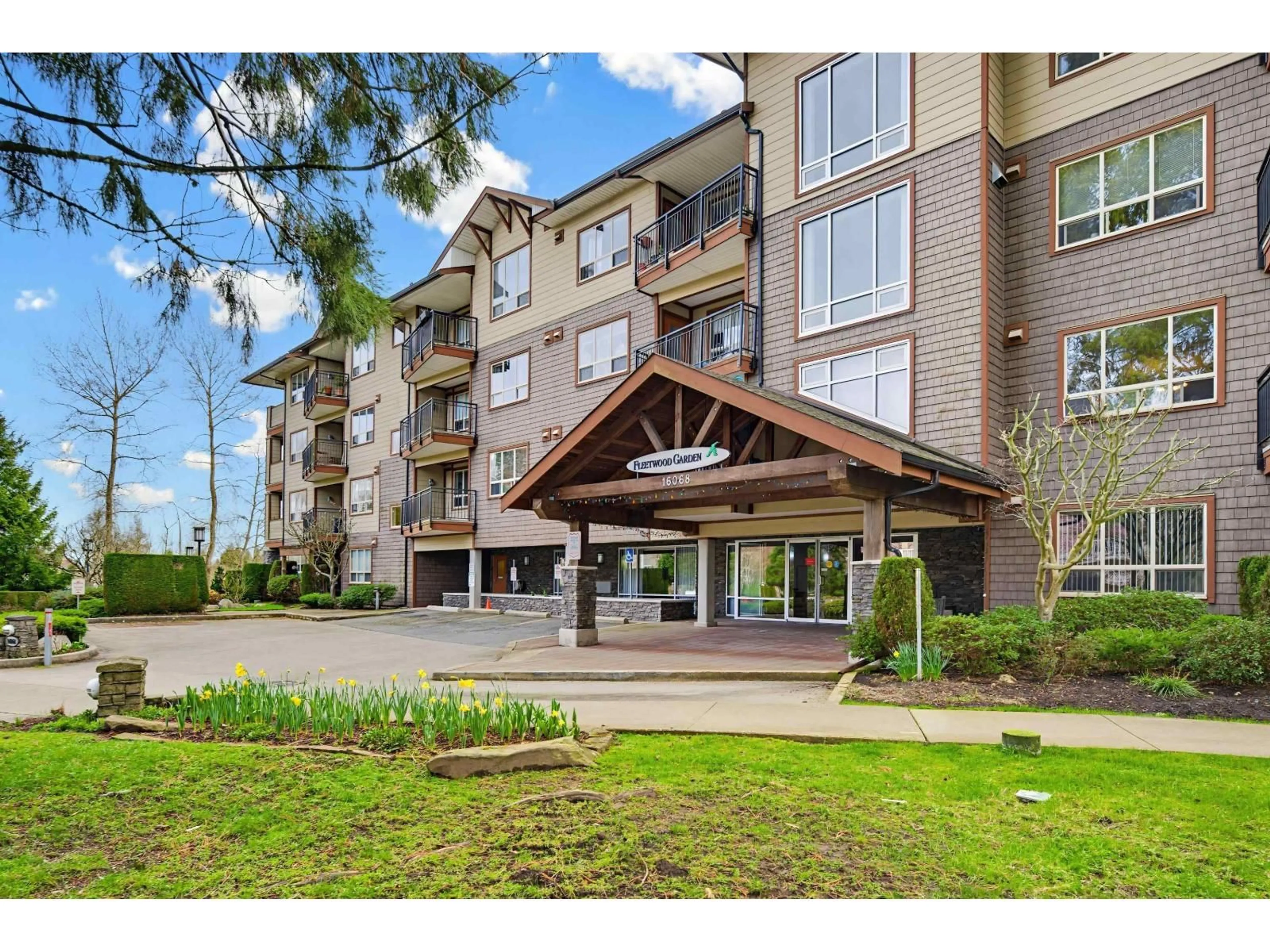 Indoor foyer for 202 - 16068 83 AVENUE, Surrey British Columbia V3S8M2